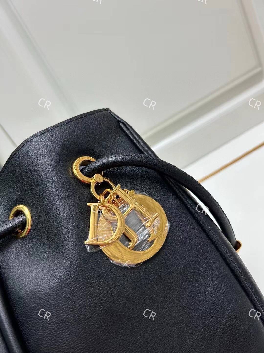 Dior Nolita Bag กระเป๋าสะพายทรงโท้ทรุ่นใหม่ สวยหรูเป็นเอกลักษณ์ตามแบบฉบับแบรนด์ มาพร้อมสายสะพายยาว ขนาดกำลังน่าใช้ ภายในโล่งกว้างจุของได้เยอะ สวยทันสมัยเหนือกาลเวลาต้องยกให้ใบนี้เลยค่ะ