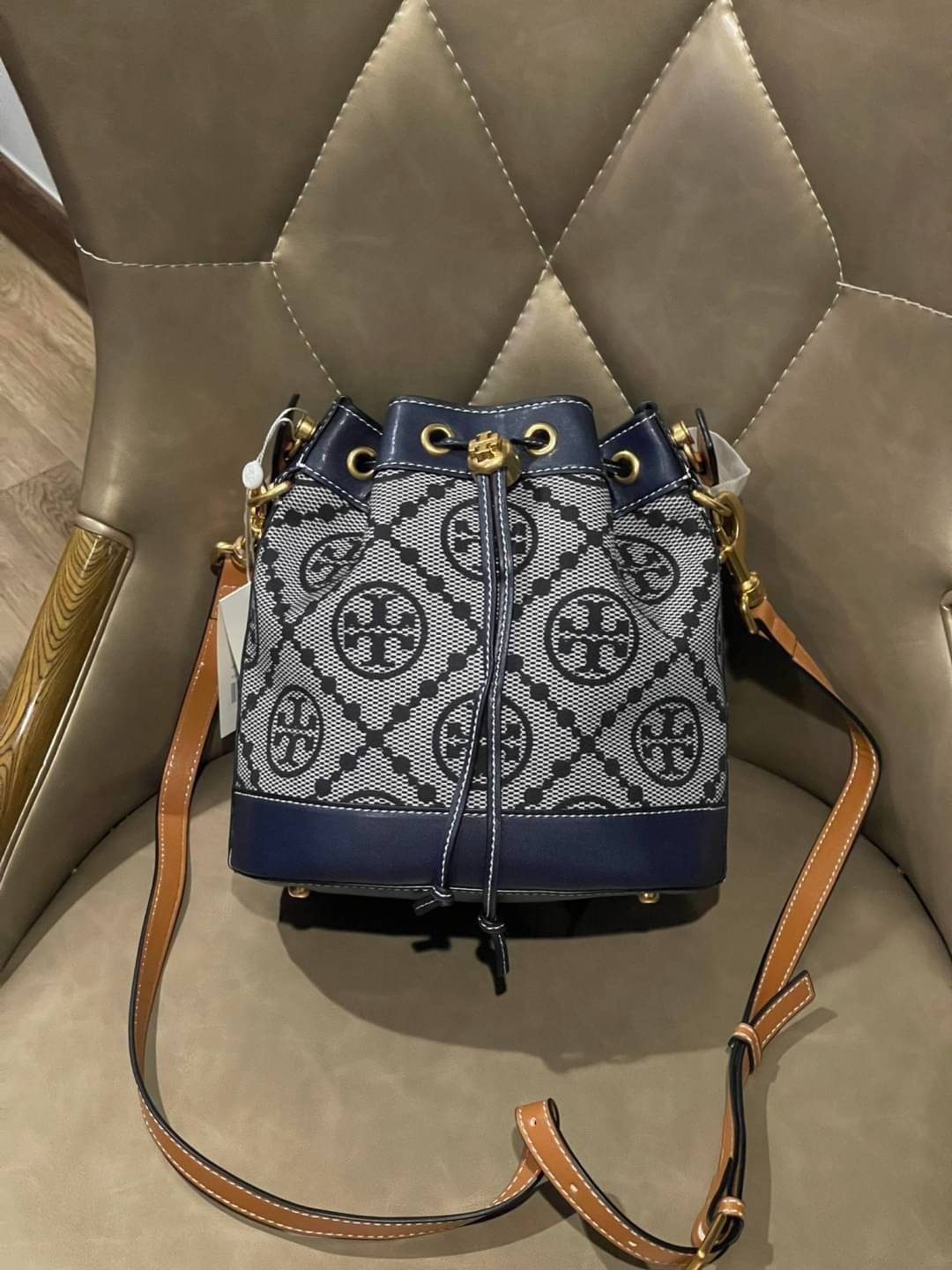 ของแท้ 💯% Tory Burch T Monogram jacquard bucket bag เปิดตัวกระเป๋า T MONOGRAM รุ่นใหม่ล่าสุดจาก TORY BURCH ครั้งแรกกับโมโนแกรม ที่ได้รับแรงบันดาลใจมาจากโลโก้สุดคลาสสิก