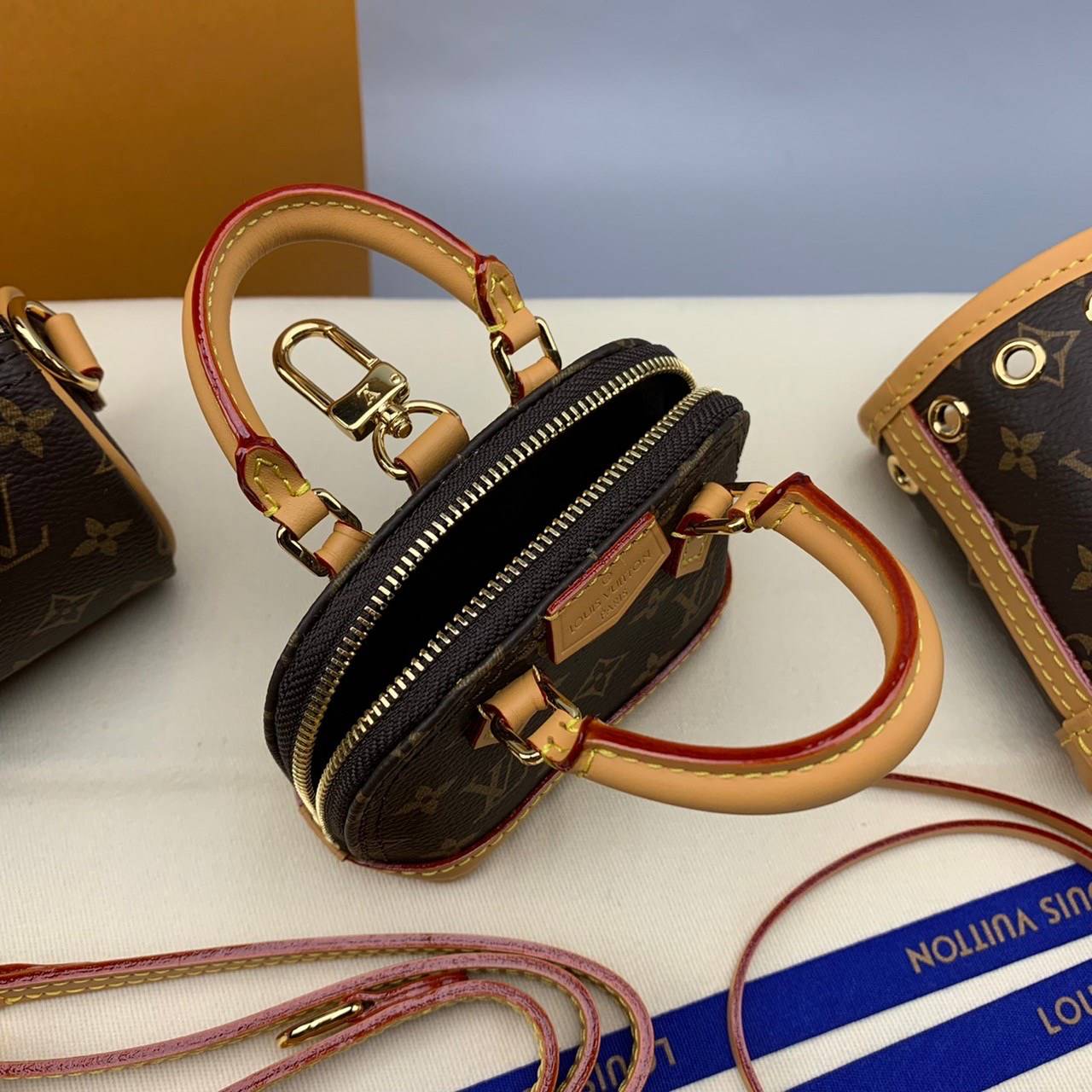 ORI 🥂 LV Trio Mini Icones Monogram Canvas เกรดสลับใช้แทนใบจริงได้ งานเกรดเทพออริจินอลสวยมาก ใช้ได้หลากหลายสไตล์ จะสะพายใบเดียว สองใบ หรือสามใบ หรือจะใช้เป็นพวงกุญแจที่คล้องมือหรือจะใช้เป็น Charm กระเป๋าก็ได้ คือคุ้มมากใน1 set ใหม่ล่าสุดเลยค่ะ น่าร