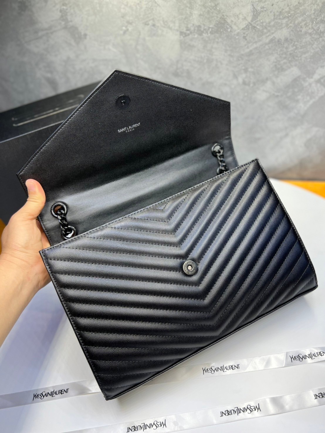 หนังแท้ YSL college large chain bag in quilted leather 30cm กระเป๋าสะพายใบใหญ่ ดีไซน์ทรงสวยหรู ตอบโจทย์ได้ทุกสไตล์ ภาพสินค้าถ่ายจากงานขายจริง ใช้งานต่างประเทศได้