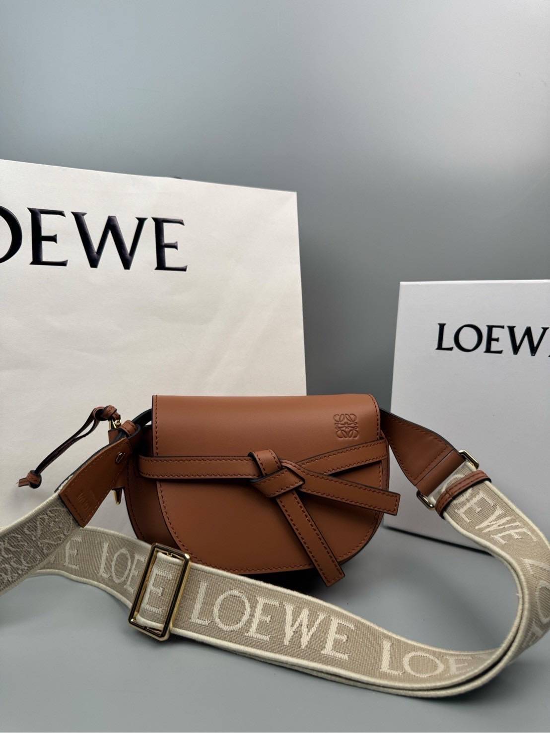 TOP ORI หนังแท้ | Loewe Mini Gate bag กระเป๋าสะพายทรงสวยไซส์มินิ ใช้ได้ทั้งหนุ่มๆและสาว คูลๆ สุดยอดแบรนด์ที่ดีไซน์เป็นเอกลักษณ์ โดดเด่น สวยหรู สไตล์คลาสสิค