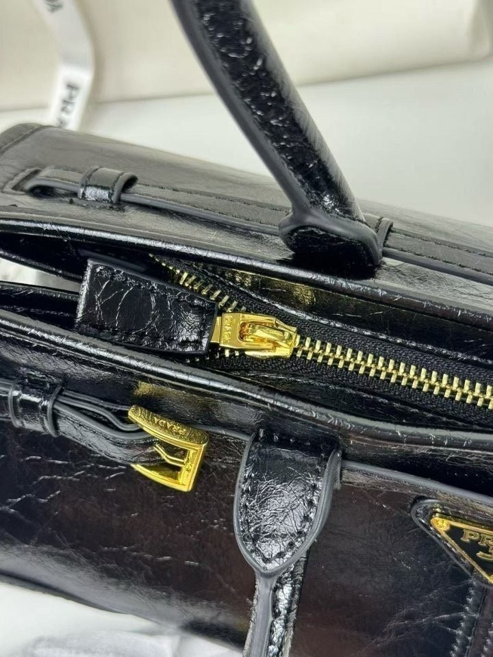 PRADA Leather Bonnie Top-Handle Bag กระเป๋าถือ/สะพายไหล่สุดชิค งานหนังยับสวยเก๋ สวยเด่นเป็นเอกลักษณ์ ดีไซน์คาดหน้าสุดเท่ หูจับยาวในตัวง่ายสะดวกพกพา