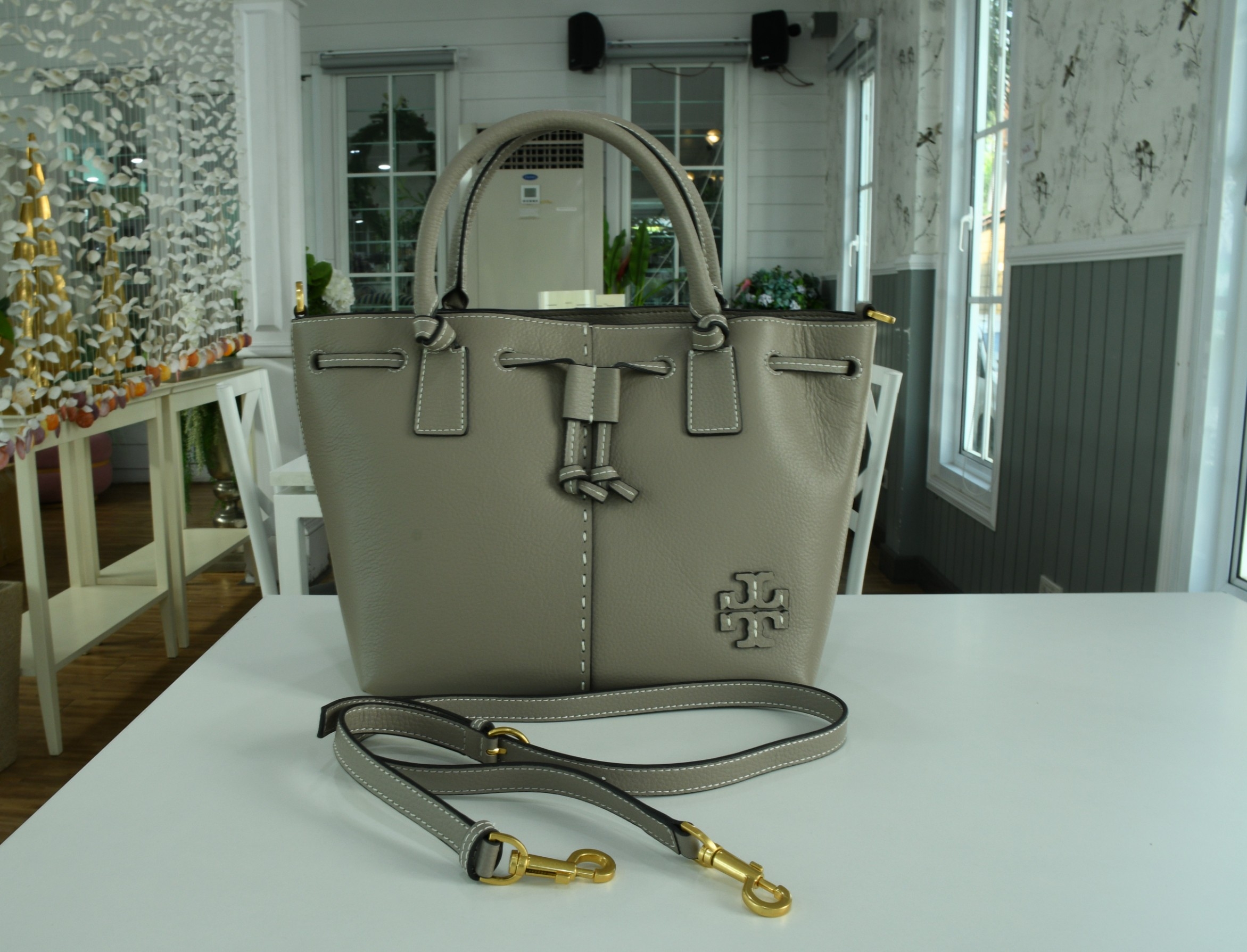 OUTLET 】TORY MCGRAW SMALL DRAWSTRING กระเป๋าถือหรือสะพายข้าง วัสดุหนังวัวแท้ อะไหล่ทอง เปิด-ปิดด้วยสายหนังรูด จะถือหรือสะพายข้างได้Crossbodyได้ น้ำหนักเบาจุของได้เยอะ ด้านหน้าประดับโลโก้แบรนด์ ด้านในมีช่องเล็กสำหรับใส่บัตรใส่ตังค์ได้ มีสายยาว ปรับสายได้ ถ