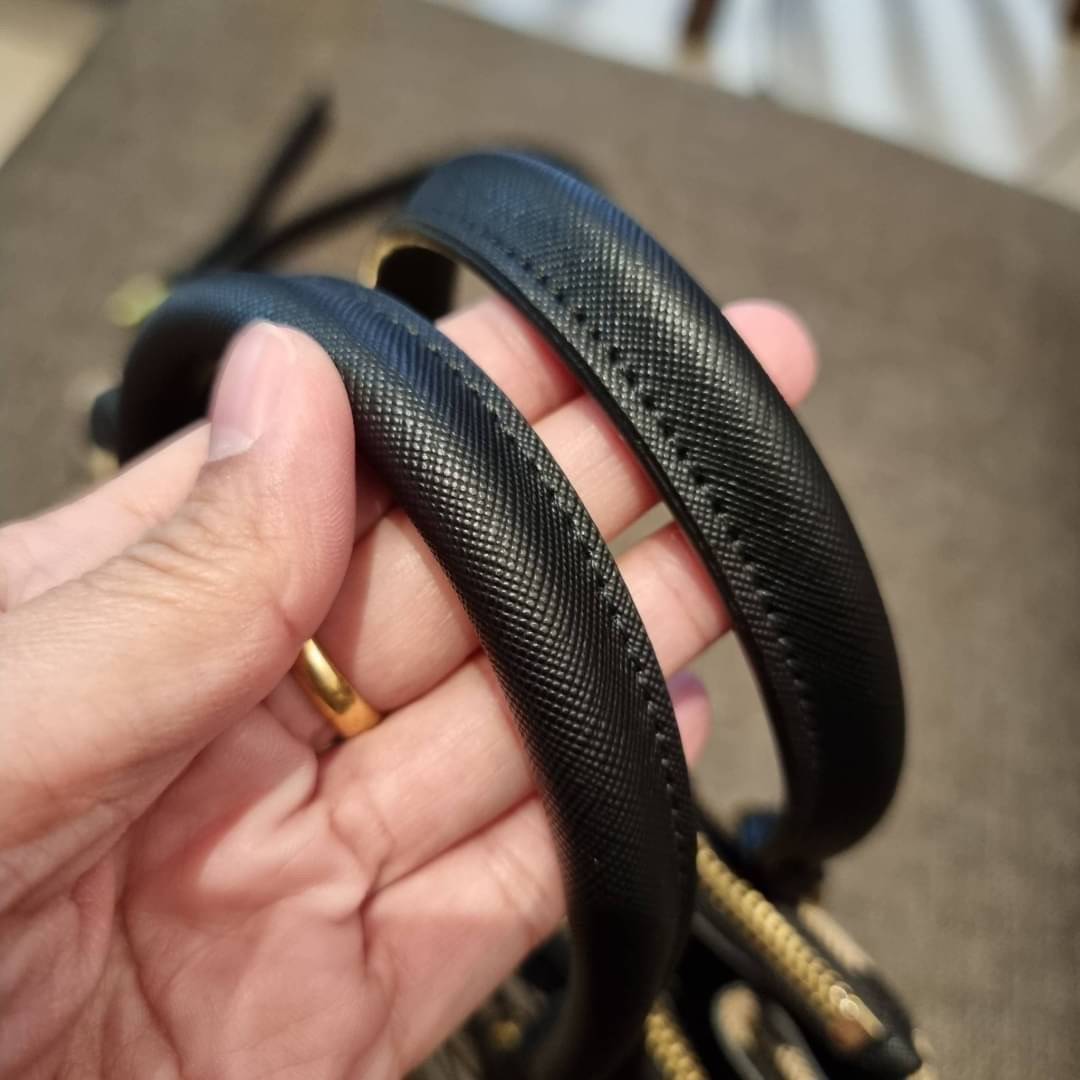 PRADA GALLERIA JACQUARD FABRIC BAG กระเป๋าถือ/สะพายดีไซน์ใหม่ ผ้า jacquard ถักทอเป็นลวดลายสวยคม โดดเด่นไม่ซ้ำใคร ด้านข้างมีกระดุม ติดเก็บทรงได้ ตัวกระเป๋าถูกแบ่งเป็นสัดส่วน เป็นช่องซิป 2 ด้าน และช่องกลางเก็บของอีกหนึ่ง มาพร้อมหูจับในตัว และสายครอสให้ เป็น