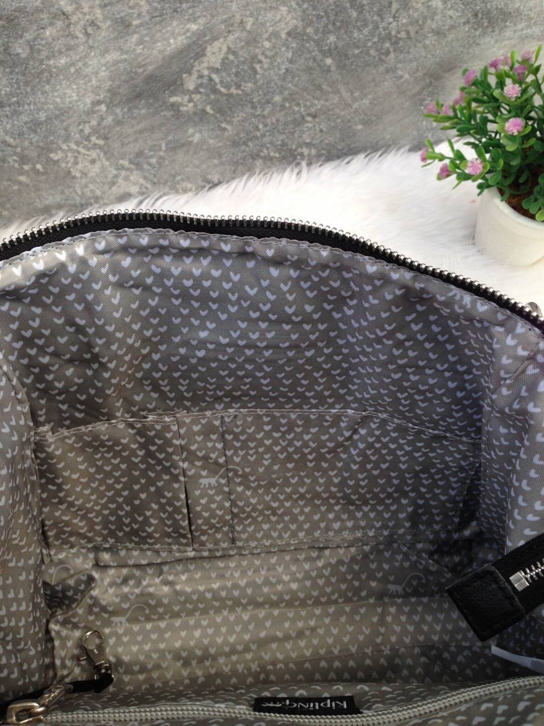 🎄KIPLING กระเป๋าถือ รุ่น Amiel กระเป๋าถือ จาก KIPLING ที่มาพร้อมดีไซน์ที่เป็นเอกลักษณ์ ข้างในกระเป๋ากว้างขวาง และมีช่องใส่ของหลายช่อง ช่วยจัดระเบียบหาของง่าย สายสะพายที่มาพร้อมกับตัวกระเป๋าสามารถถอดออกได้ น้ำหนักเบา หูหิ้วเป็นสายหนังแท้นะคะ ช่องซิ