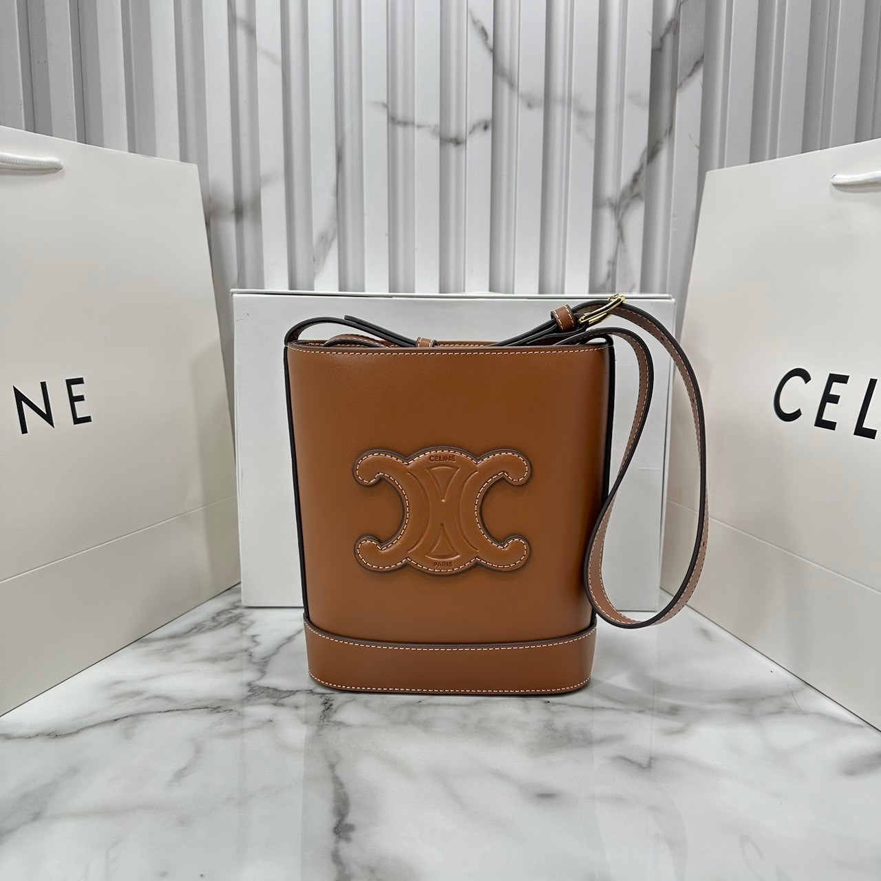 CELINE SMALL BUCKET CUIR TRIOMPHE in Smooth กระเป๋าสะพายทรงบัคเก็ต ใช้งานง่ายที่สุด สายสะพายในตัว รุ่นฮิตข้ามปี งานหนังแท้สวยเรียบหรู ผู้ดีไปอีก