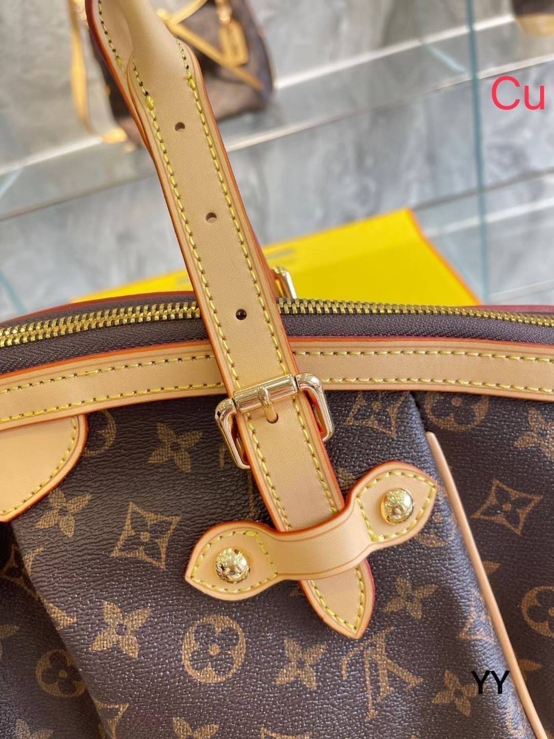 LV Tivoli PM Monogram Canvas Handbag กระเป๋าถือสุดคลาสสิก งานวินเทจรุ่นตามหาพร้อมเสิร์ฟให้สาวๆได้สวย ในราคาเบาๆ งานจริงสวยมาก แคนวาสพิมพ์ลายโมโนแกรมคมชัด สวยงามน่าใช้มากๆ แนะนำค่ะ