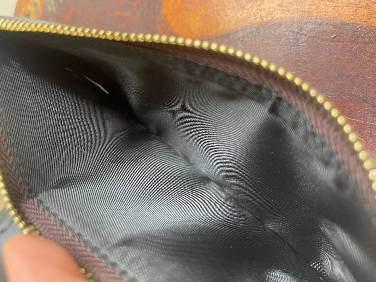 COACH Tech Phone Wallet In Colorblock Signature Canvas (COACH C2874) อีกหนึ่ง collection ของกระเป๋าสตางค์ที่ดีไซน์ทันสมัยให้ใช้งานได้แบบครบครัน เป็นกระเป๋าสตางค์ ที่มีช่องสำหรับใส่โทรศัพท์มือถือ ธนบัตร เหรียญ และบัตรต่าง ๆ ใช้งานแบบ2ด้าน เพิ่มความสะดวกสบา