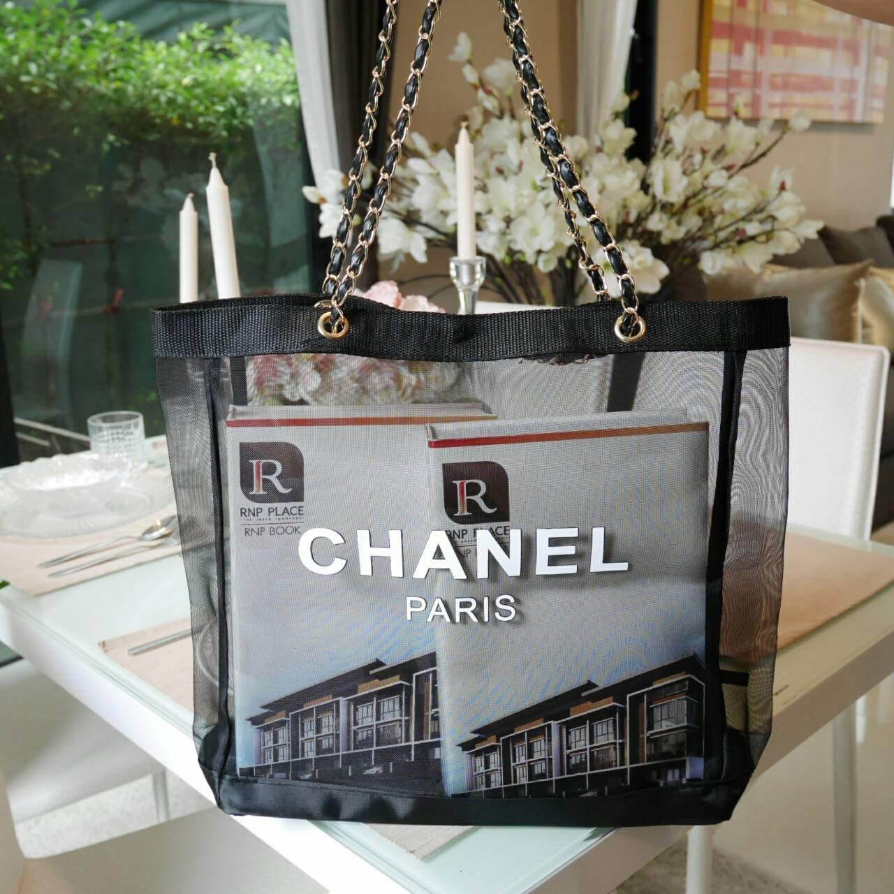 พร้อมส่งความสวยหรู 👠👠 Chanel Shopping Bag With Chain กระเป๋าสะพายใบใหญ่ทรง Shopping Bag Limited Edition พรีเมี่ยมกิ้ฟของแท้นำเข้าจาก Chanel Perfume Counter ของแท้100% (ไม่ใช่งานเลียนแบบ) ใบใหญ่วัสดุ Nylon โปร่ง ♡ ปั้ม CHANEL แบรนด์ส
