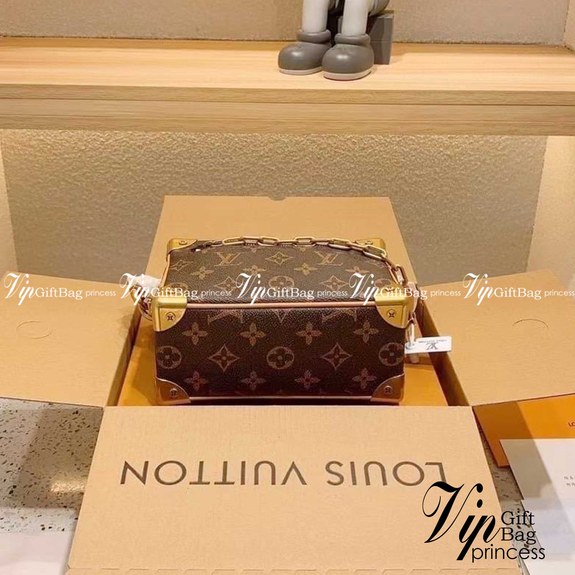 LV Mini Soft Trunk in Monogram Legacy กระเป๋าสะพายทรงกล่อง ไซส์มินิ สวย เท่ห์ รุ่นหายากมากกก วัสดุหนังแคนวาส ดีไซน์ทุกอย่างได้ลงตัว หรูหรา พกเป็นคลัทช์ออกงานก็ดูแพง สะพายข้างก็ดูอัพลุค ได้ทุกสไตล์ รุ่นนี้เป็น unisex ด้วยน้า ใช้ได้ทั้งหนุ่มๆและสาวๆไปเลย ภา