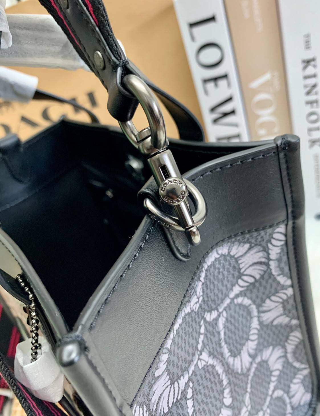 มาสคอตที่รัก 💋 ยังไม่เข้าช๊อปไทย สวยก่อนใครไปเลยจร้าา COACH X MICHAEL B. JORDAN FIELD TOTE 22 IN MUMMIFIED SIGNATURE CANVAS WITH REXY ((C6971)) พร้อมส่งที่ไทยทันทีค่ะ! MICHAEL B.JORDAN ร่มมือกับCoach ออกแบบกระเป๋าทรงTote กนังแท้นิ่มมือ ใหม่ลาสุดมา