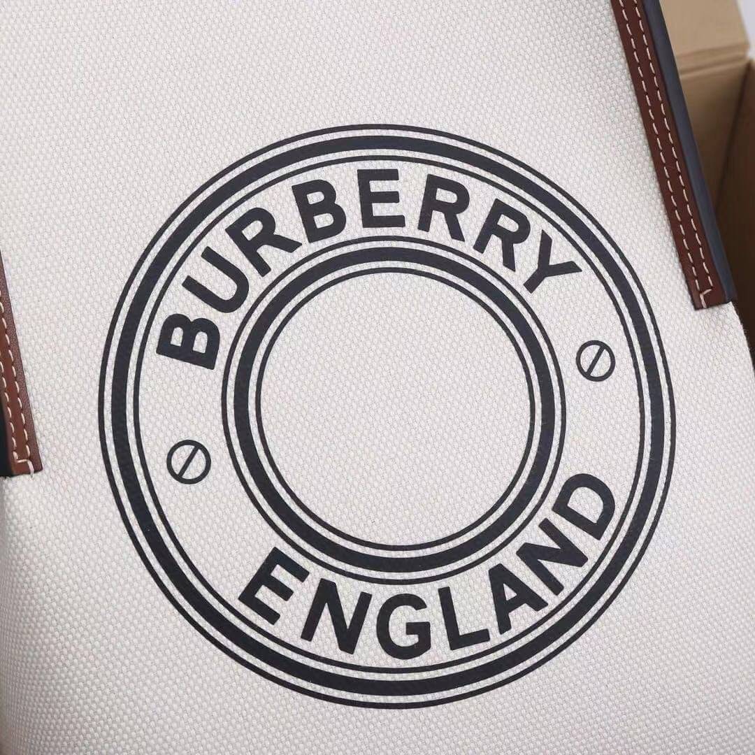 หนังแท้ BURBERRY FRAGRANCES CROSSBODY BUCKET BAG วัสดุ Canvas & Leather สวยหรูอยู่ทรงมาพร้อมกระเป๋าคลัชใบเล็กสีน้ำตาลเข้าชุด ภายในโล่งกว้างและจุ สามารถใส่กล้อง มือถือ ของใช้ได้เยอะ มือจับหนังแข็งแรงหิ้วถนัดมือพร้อมสายสะพายหนังยาวปรับระดับได้ อะไหล่แบรนด์ส