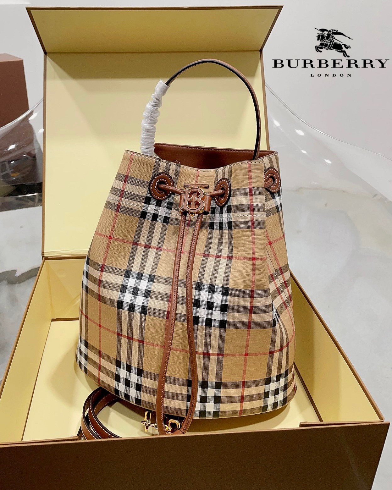 BURBERRY MONOGRAM BUCKET BAG กระเป๋าถือ กระเป๋าสะพายครอสบอดี้ วัสดุหนังพิมลาย MONOGRAM วินเทจ เปิดปิดด้วยตัวรูดปิดปากแบบขนมจีบ ประดับสัญลักษณ์สุดหรู ด้านในเป็นช่องใส่ของขนาดใหญ่ พร้อมช่องแยกใส่ของจุกจิก