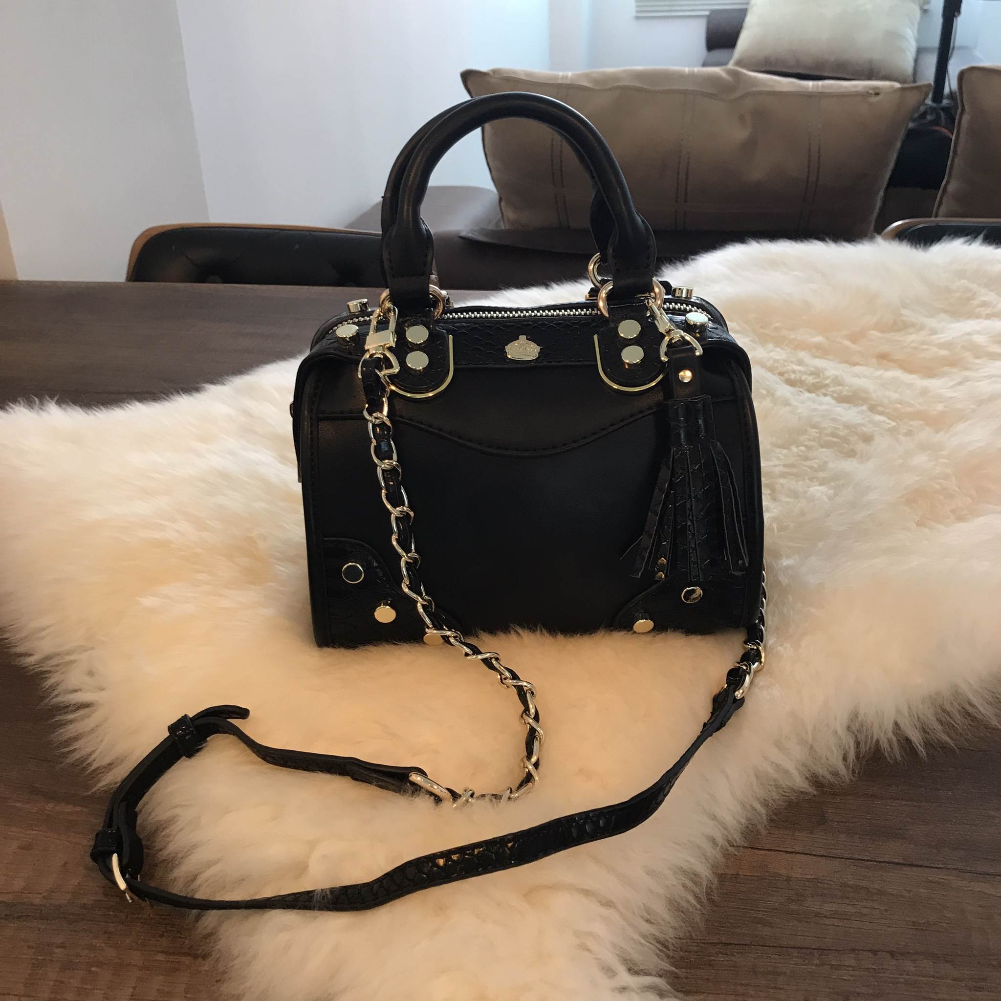 รุ่นใหม่ล่าสุด จากแบรนด์ KEEP ขนาด มินิ หนังสีดำ ตัดขอบลายงูสวยเกร๋ มากคะ ขนาดตอบทุกโจทย์การใช้งาน อะไหล่ทองตัดสีกระเป๋าทำให้ดูหรูขึ้น ตัวกระเป๋าขนาดกำลังดี จุของคุ้ม น้ำหนักเบา ดูแลรักษา มัน พร้อมสายสะพายยาว ภายในมีช่องซิป และช่องใส่ของจุกจิก 2 ด้าน เลยค