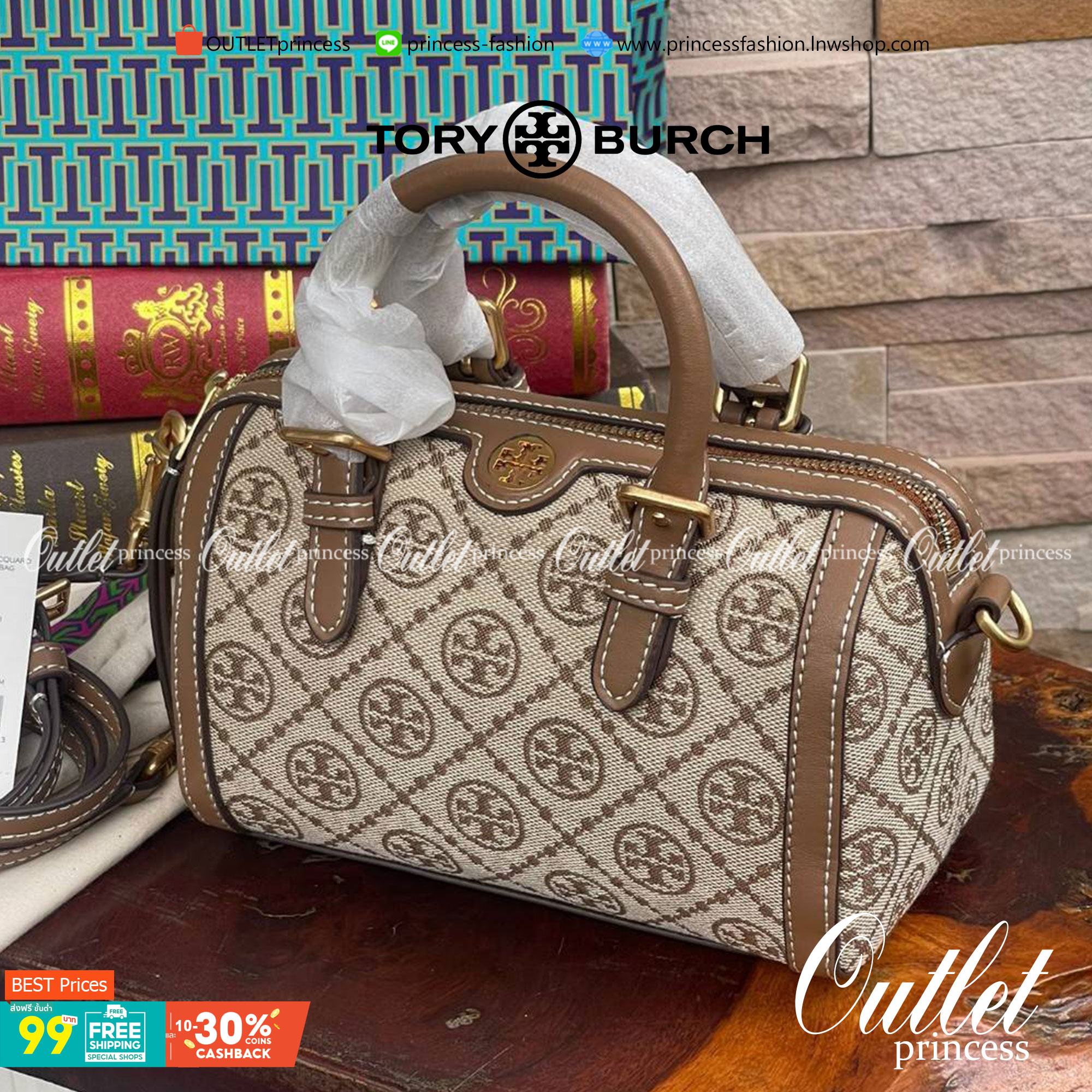 small: Tory burch T Monograme Jacquaed Mini Duffle Bag เป็นทรงกระเป๋าที่มีความฮอตฮิตตลอดกาล ด้วยรูปทรงคลาสสิคและเหมาะใช้งานเข้ากับทุกสถานการณ์ ไม่ว่าจะเป็นกระเป๋าสะพายไหล่ เพิ่มความคล่องตัวและเข้าได้กับทุกลุค ไม่ว่าจะเป็นวันสบายๆ หรือวันที่ต้องออกไปทำกิจก