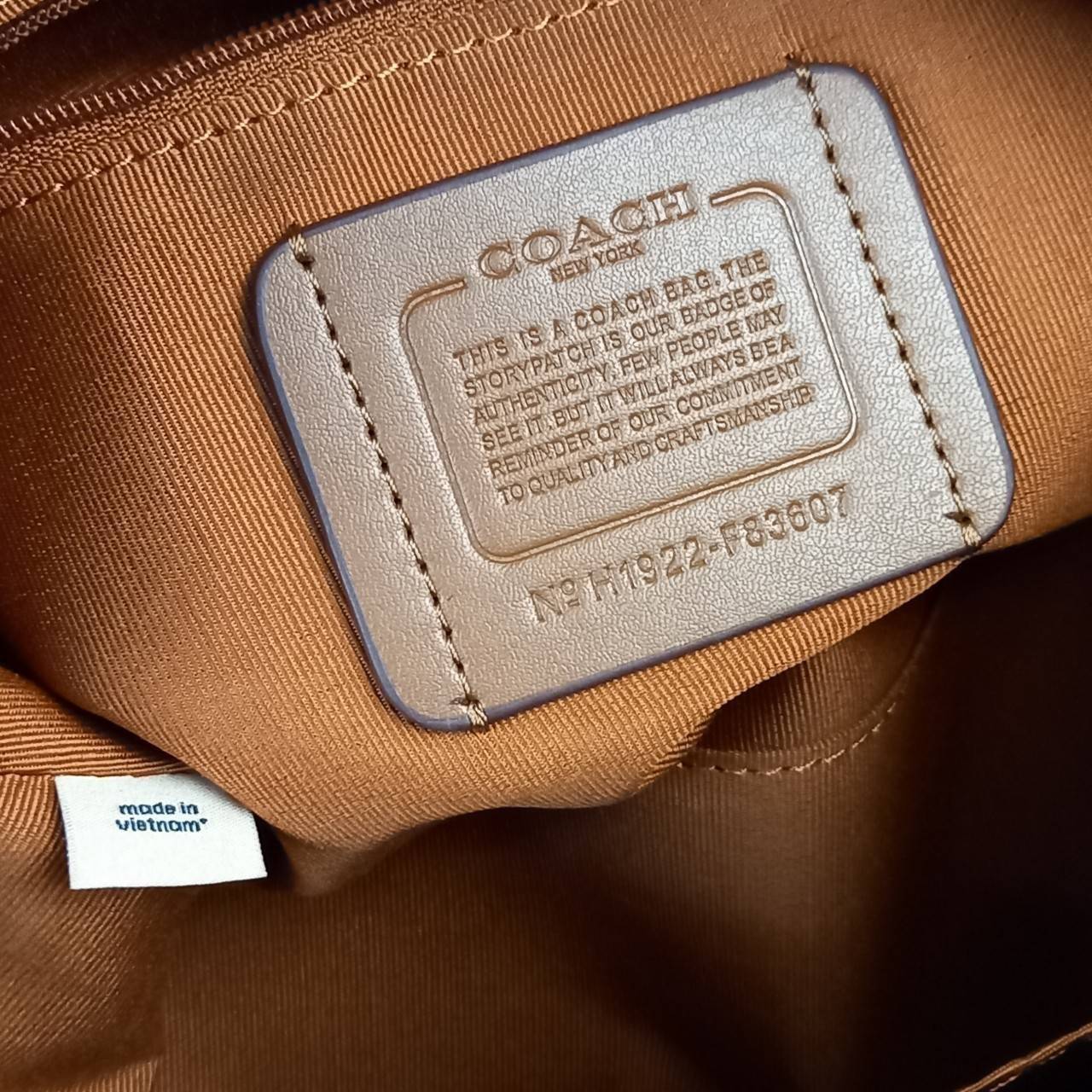 COACH ROWAN SATCHEL IN SIGNATURE CANVAS (COACH F83607)🌺ระดับตัวTOP ยกให้เธอเลย กับรุ่นนี้💃//หมอน 10" รุ่นมีช่องซิปด้านหน้า สามารถแยกเก็บของสำคัญๆได้อย่างเป็นสัดส่วน สำหรับใครที่ชอบกระเป๋าที่จุของได้เยอะๆ รุ่นนี้ตอบโจทย์ได้เลย แนะนำว่า