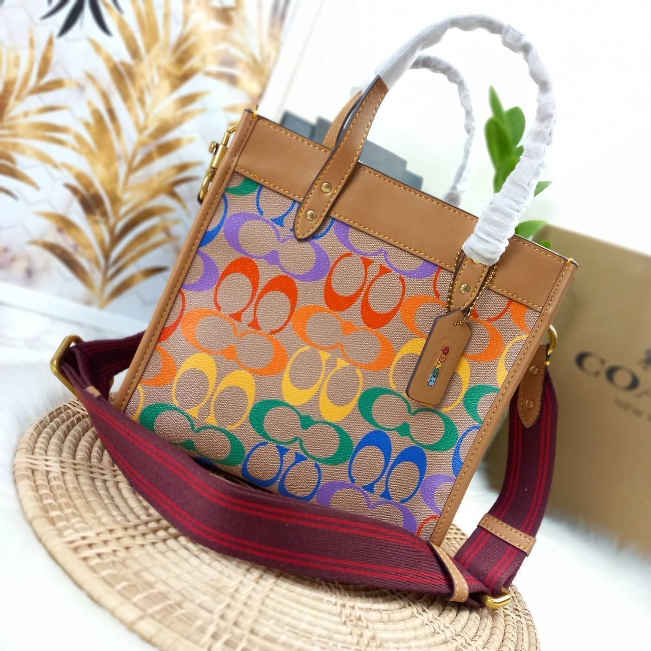 OUTLET 】COACH FIELD TOTE 22 IN RAINBOW SIGNATURE CANVAS(COACH C5142) ความสดใส พร้อมแจ้งเกิด สวยทุกฤดูกาลมากจริงๆ🌺 คอลเลคชั่น ที่ไม่ต้องพูดเยอะ//กระเป๋าทรงTOTE // ว้สดุหนังแคนวาส เก็บดีเทลด้วยหนังแท้ สวยเนียบ ด้วยลาย C signature สีรุ้ง🌈 มีส