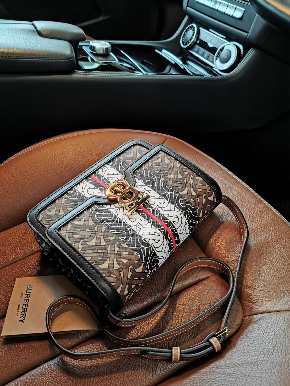 พรีเมี่ยมกิ๊ฟแท้ 100% 】BURBERRY FRAGRANCES LEATHER CROSSBODY BAG VIP GIFT WITH PURCHASE (GWP) กระเป๋าสะพายพรีเมี่ยมกิ๊ฟรุ่นใหม่ล่าสุด Limited จาก BURBERRY Perfume DutyFree