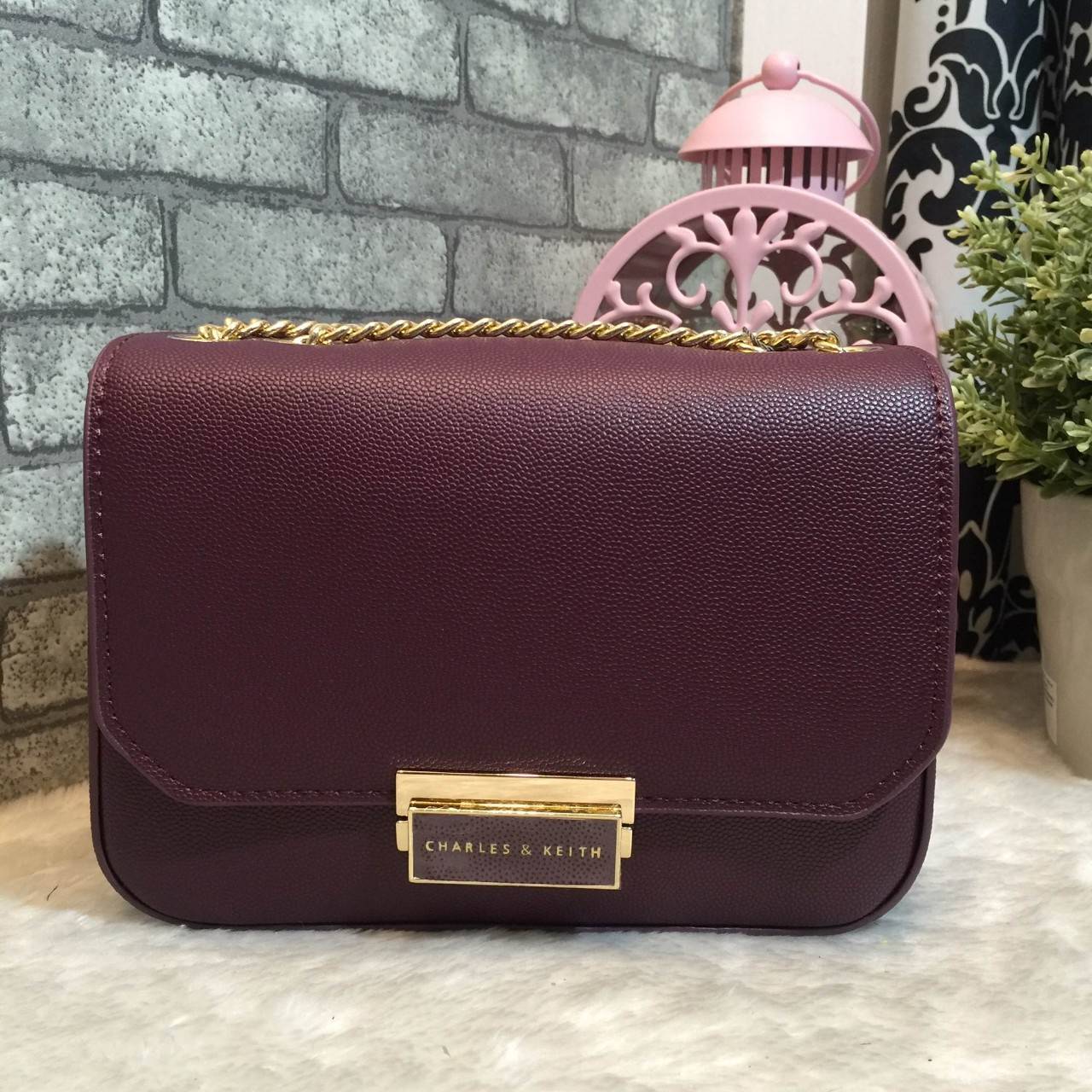 New! 2018 CHARLES & KEITH PUSH-LOCK CHAIN SLING BAG กระเป๋าสะพายโซ่ ทรงสวยสไตล์คุณหนู หนังpuลายคาเวียร์ ทรงแข็ง ฝาเปิด-ปิดด้วยตัวล็อคปั๊มโลโก้ ภายในมีช่องซิปเล็ก 1 ช่อง และช่องใส่บัตร สามารถใส่ iphone+ และของจุกจิกเพิ่มเติมได้ ด้านหลังมีช่องเล็ก 1 ช่อง สะ