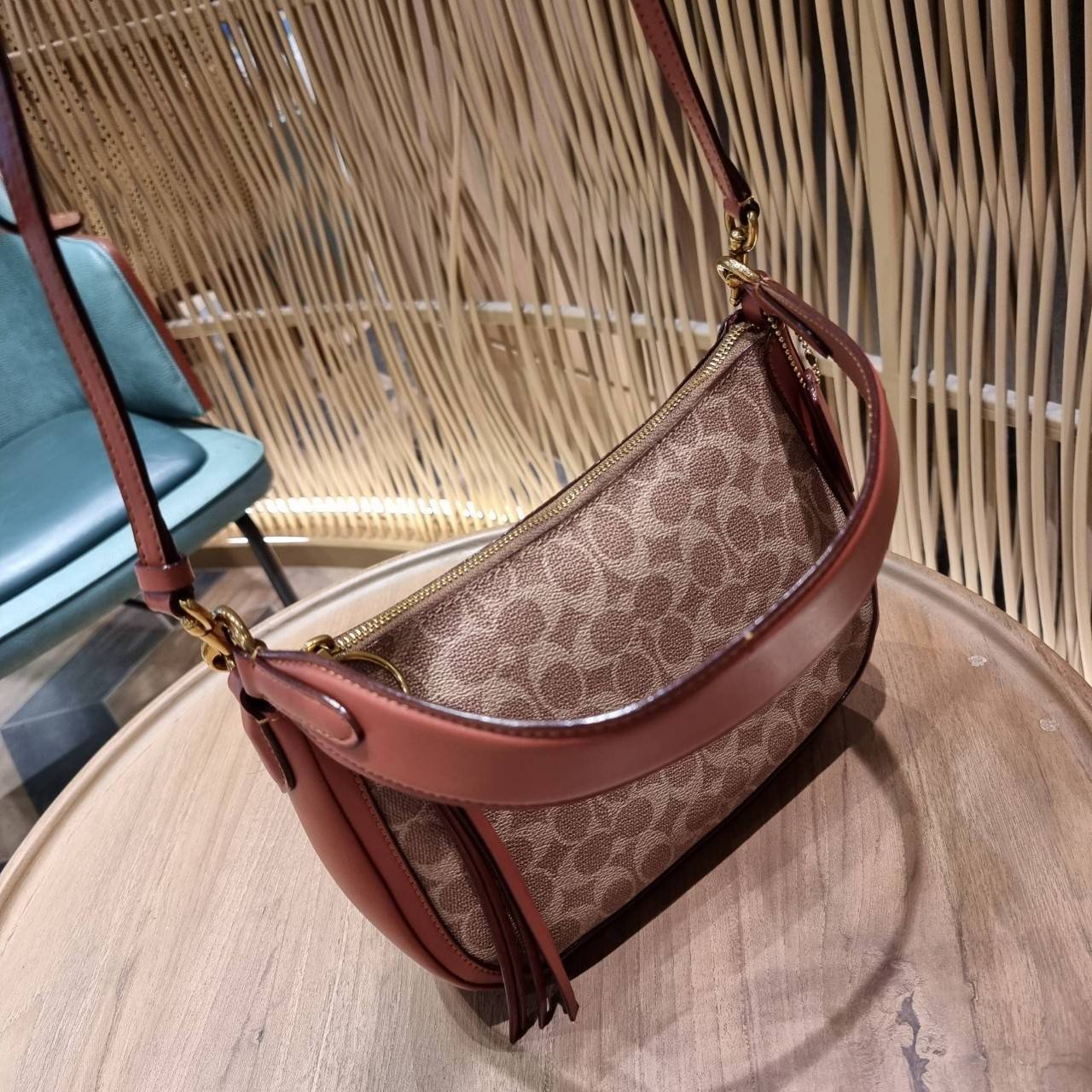 COACH 52577 SUTTON CROSSBODY IN SIGNATURE CANVAS กระเป๋าสะพายไหล่ สวยคลาสสิค สไตล์วินเทจ ใบใหญ่จุใจ วัสดุหนังแคนวาสเคลือบลาย สายคล้องไหล่ในตัว ภายในโล่งกว้าง จุของได้เยอะแน่นๆ มาพร้อมสายสะพาย crossbody ที่จะถอดออก หรือจะสะพายก็เก๋ สวยโดดเด่นแน่นอน พร้อมเส