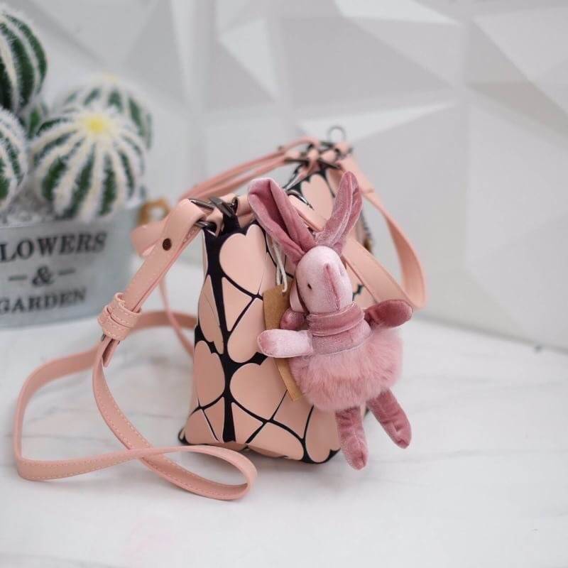 รุ่นขายดี สีใหม่ ‘ (flamingo)Flamingo ‘ ( ชมพูนม เนื้อ Matte ) !! น่ารักปรอทแตก รุ่น Over Heart💕 ลาย หายาก ปรับทรงได้ 2 แบบ สวยรับประกันเลยค่า ( แถมฟรี !! Bunny DV 🐰สุด คิ้ว ) 👉🏻👉🏻กระเป๋า จากแบรนด์ David Jon