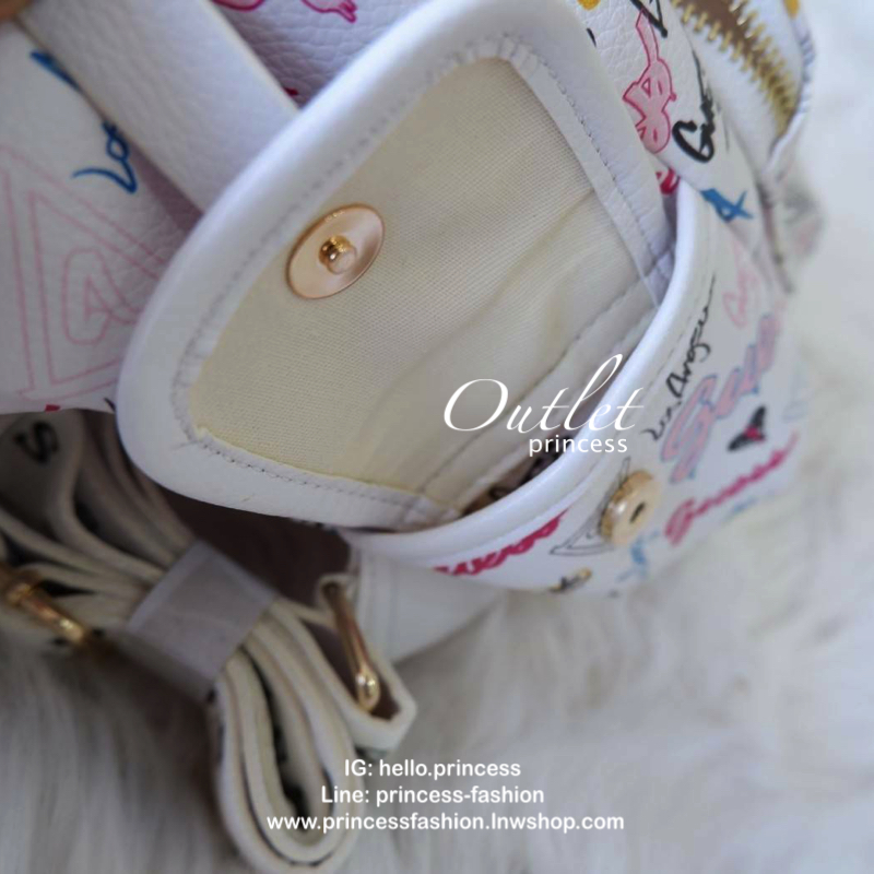 guess kacee front flap mini backpack กระเป๋าเป้สุด cool ด้านหน้าติดชื่อแบรนด์ เปิดปิดด้วยกระดุมแม่เหล็ก และรูดเชือกปิด ด้านหน้ามีช่องซิป และด้านข้างทั้ง 2ข้าง มีช่องใส่ของได้ รุ่นนี้น่ารักเว่อ วัสดุกันน้ำได้อีก ช่องด้านในใส่ของได้เยอะ และยังมีซิปอีกด้วย ส