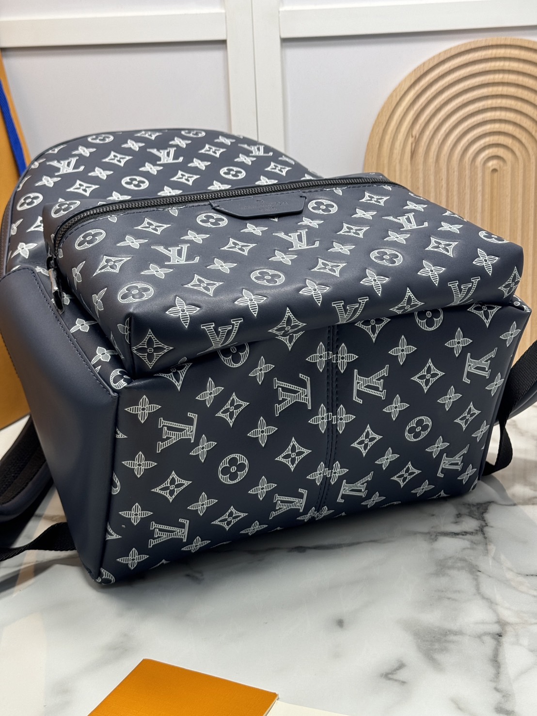 LV Discovery Backpack Monogram Shadow Leather / LV Backpack กระเป๋าเป้สะพายหลัง เท่ๆ คูลๆ ที่ดูแพงที่สุด งานสวยเป๊ะ จุของได้เยอะ ใช้ได้ทั้งชายหญิง หนังแท้ เกรดออริ เทียบแท้ 1:1 ใช้งานต่างประเทศได้