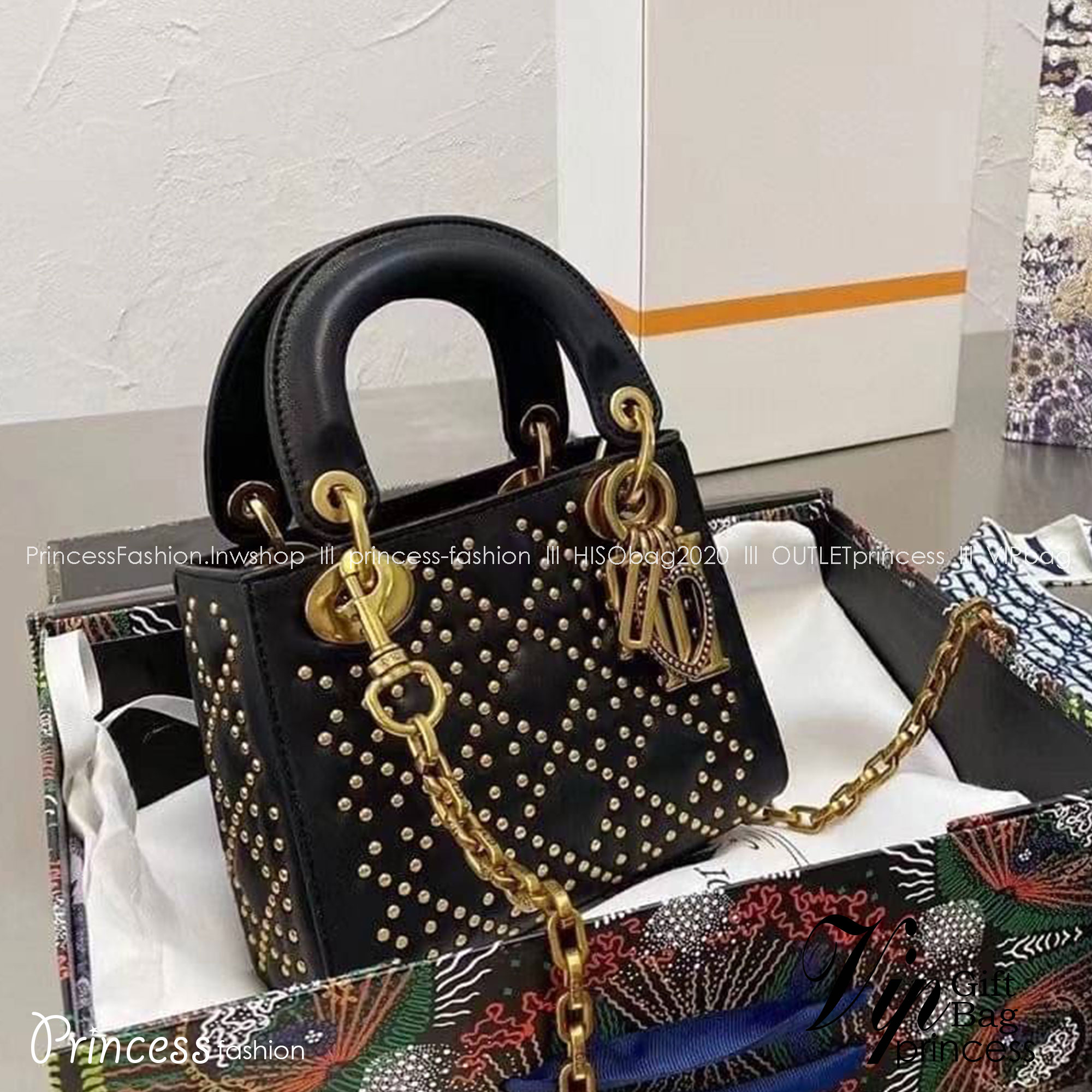 DIOR CD MINI LADY STUDDED BAG / DIOR LADY STUDDED BLACK LEATHER กระเป๋าสะพายข้างตกแต่งหมุดเต็มใบ ไม่มีคือพลาด หรูจริงอะไรจัง ทรงกล่องคลาสสิค มีหูจับในตัวและสายครอสบอดี้สุดเลิศ แต่งเติมดีเทลอัพราคาไปอีก