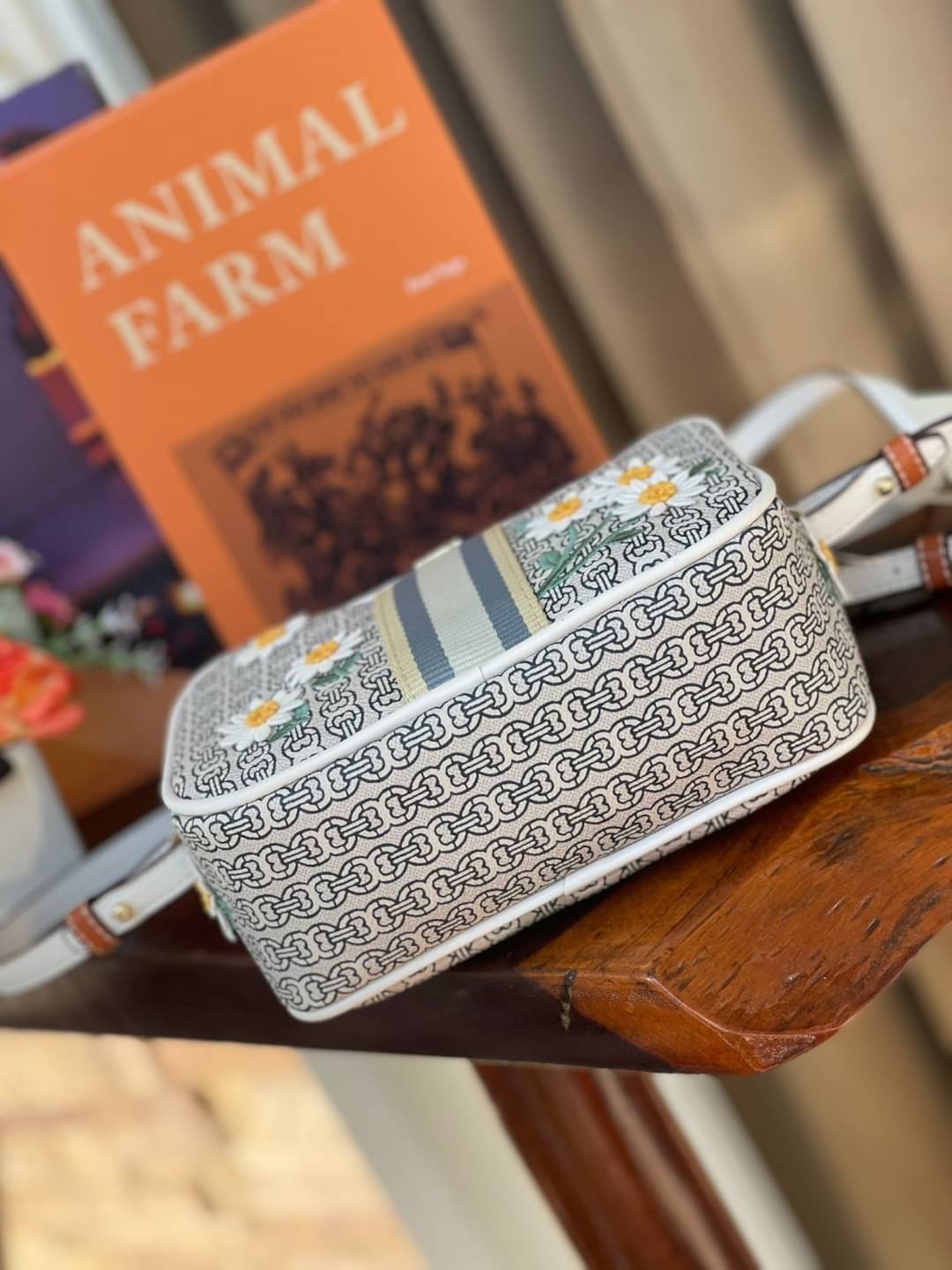 Tory burch Gemini Link Canvas Applique Mini Bag Crossbody Daisy Stripe กระเป๋าสุดปังจากทอรี่ เบริช์(Tory Burch) อย่างเจมิไนลิงค์ ในทรงcrossbody bag มีเอกลักษณ์โดดเด่นที่ลายทางตรงกลาง มีการพิมพ์แพทเทิรน์โซ่แบบเรียบหรู เพิ่มความน่ารักจากดอกเดรซี่ที่ถูกจัดวา