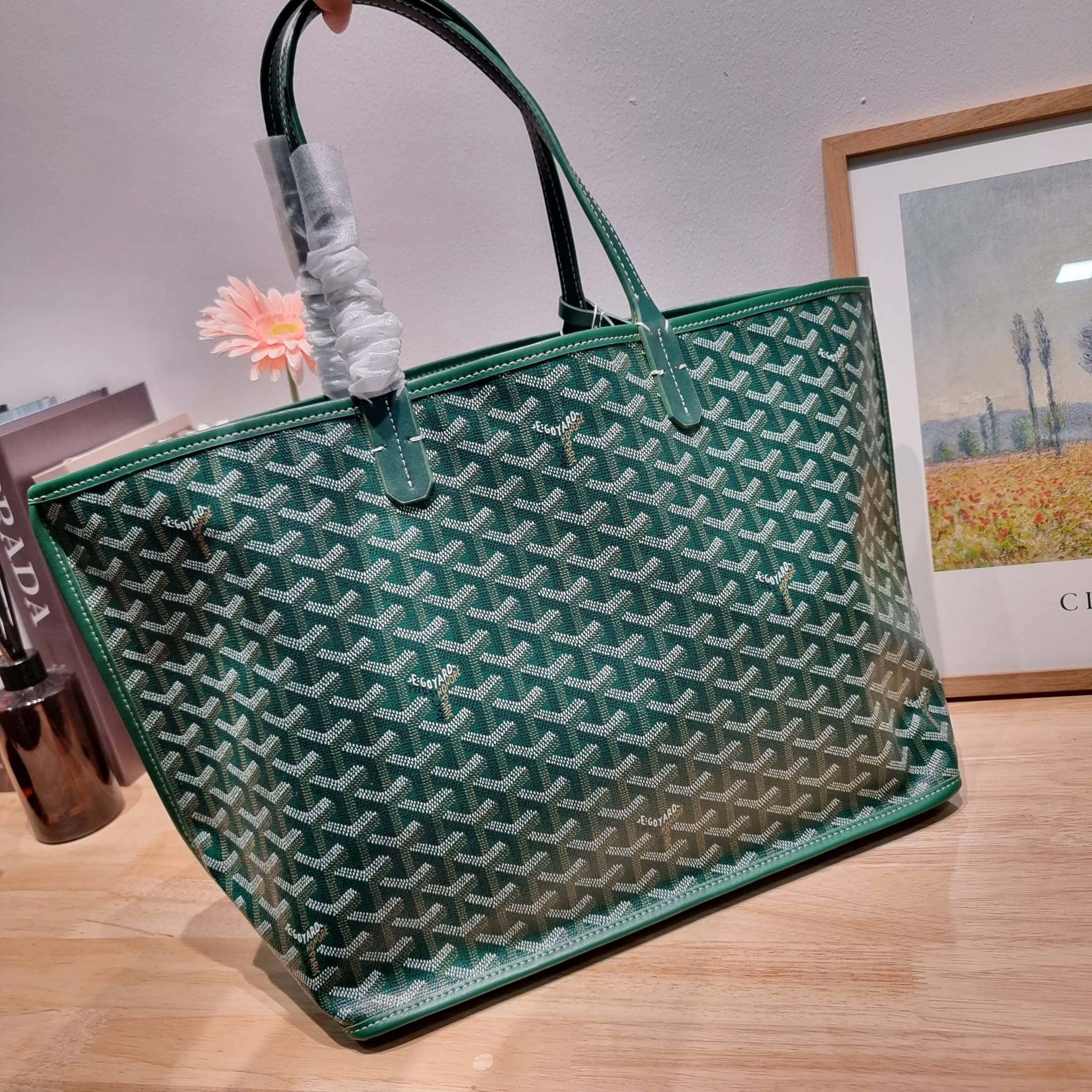 GOYARD ANJOU REVERSIBLE TOTE ฮอตไอเท็ม กับกระเป๋าสะพายทรงโท้ท ใบใหญ่จุใจ!! มาครบสีขายดี เลิศทุกสี รูปทรงคลาสสิค ดีไซน์เป็นเอกลักษณ์ ใช้งานได้หลากหลาย สามารถกลับด้านใช้ได้แบบไม่มีเบื่อ วัสดุหนังแคนวาสพิมพ์ลายสวยคม ภายในโล่งกว้างมาก