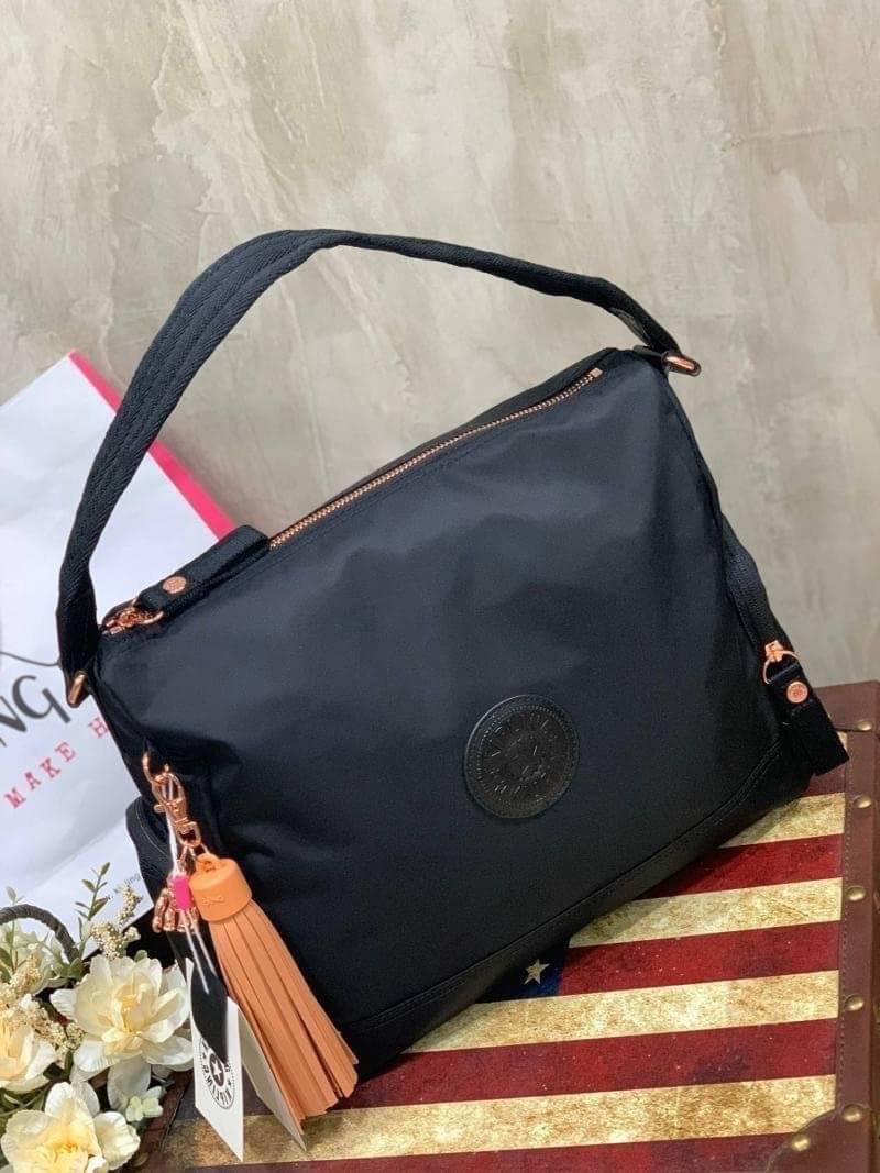 KIPLING ISMAY Medium Tote Bag with Side Pockets คอลเลคชั่นใหม่ล่าสุดจาก Paka Premium กระเป๋าถือหรือคล้องบ่าขนาดกลาง วัสดุ Polyester100% อะไหล่สีRose goldทั้งหมดรวมถึงเจ้าพวงกุญแจmonkeyและพู่หนังrubber เพิ่มความหรูหรา