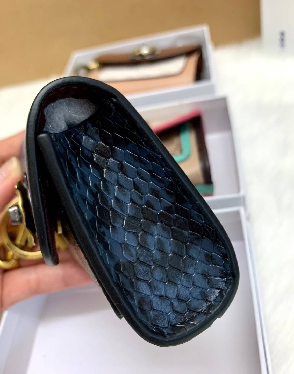 พวงกุญแจสวยๆ ไว้คล้องกระเป๋าใบสวยยกันค๊าา😘 COACH PARKER CHARM COLORBLOCK SIGNATURE ✔️พวงกุญแจจากแบรนด์ Coach สินค้าจำนวนจำกัดนะคะ❗️ ✔️สามารถใช้เป็นพวงกุญแจ//หรือใส่เหรียญด้านในกระเป๋าได้ค่ะ//เปิดปิดแบบกระดุมนะคะ