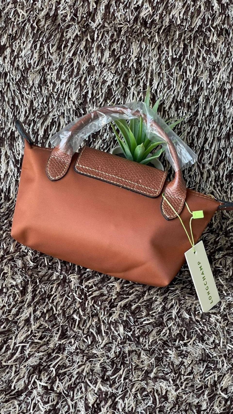 LONGCHAMP LE PLIAGE ORIGINAL Pouch with handle กระเป๋าถือขนาดมินิทรงpouch ให้ความหรูหราจาก Le Pliage (เลอ ปลิยาจ) ในขณะที่ที่ปิดแบบซิปช่วยให้คุณมั่นใจได้