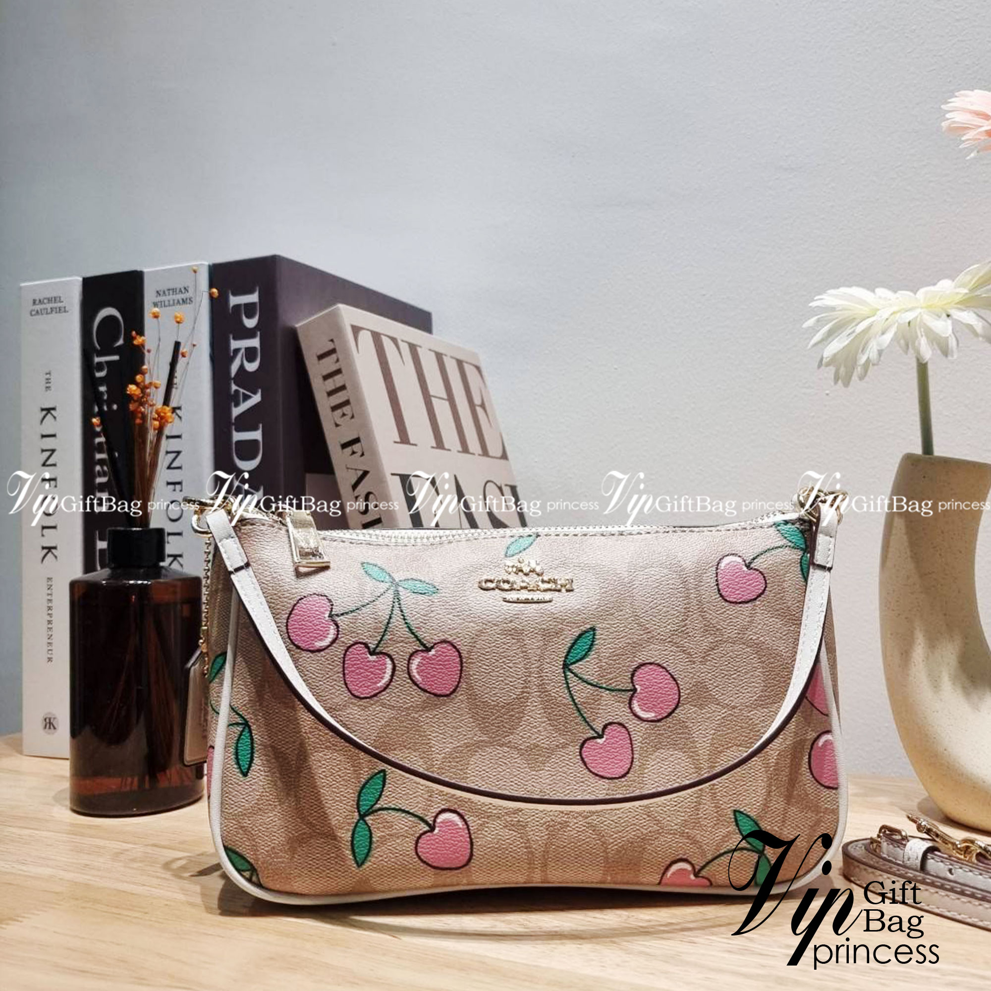 COACH F58321 TOP HANDLE POUCH คอลเลคชั่นสุดฮิต กับดีไซน์ใหม่ น่ารักน่าใช้ทุกแบบ กระเป๋าพอชทรงใช้งานง่าย สะดวก กะทัดรัด วัสดุหนังแคนวาสเคลือบคุณภาพ มาพร้อมสายคล้องในตัว และสายสะพาย crossbody ปรับเปลี่ยนได้ตามสไตล์ อีกหนึ่งไอเท็มที่สาวๆต้องมี ในราคาสุดคุ้ม 