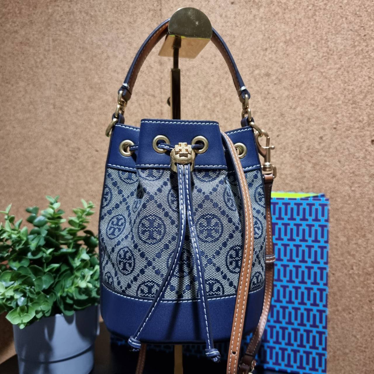TORY BURCH T MONOGRAM JACQUARD MINI BUCKET BAG ที่สุดของรุ่นที่ตามหา!! ไอเท็มที่สาวๆเฝ้ารอ กระเป๋าบัคเก็ตทรงสวย ไซส์มินิ ที่ดาราเซเลปใช้กันมากมาย มาแล้วในราคาที่จับต้องได้