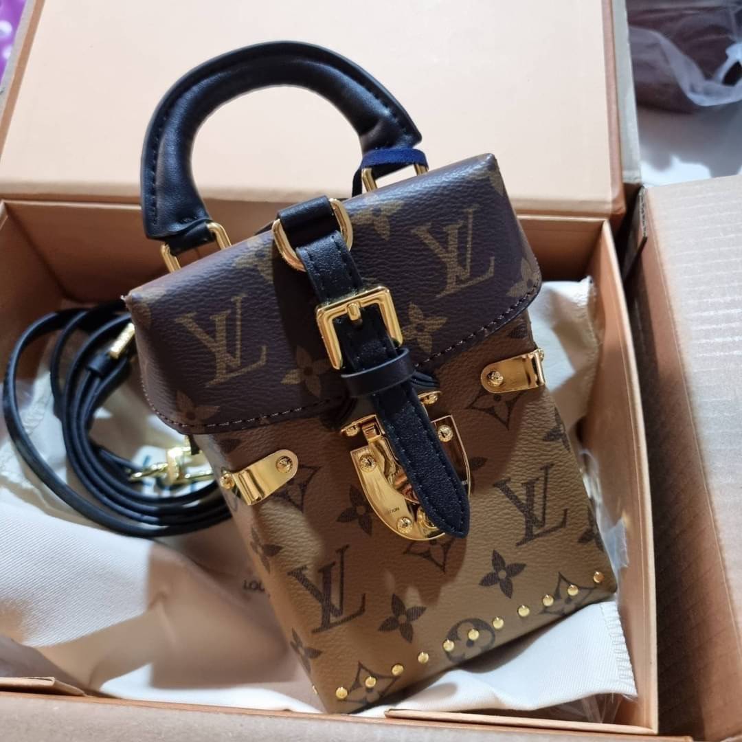 LV CROSSBODY BOX BAG / LV Reverse Monogram Camera Box Bag กระเป๋าถือ/สะพายวีไอพีพรีเมี่ยม สวยหรูทุกมุม ตกแต่งเพิ่มดีเทลด้วยหมุด วัสดุหนังแคนวาสคุณภาพ เปิดปิดด้วยตัวบีบล็อค แน่นหนา มีหูจับในตัว และสายสะพายข้างมาให้ ภายในเป็นช่องโล่ง ใส่มือถือได้ทุกรุ่น มาพ