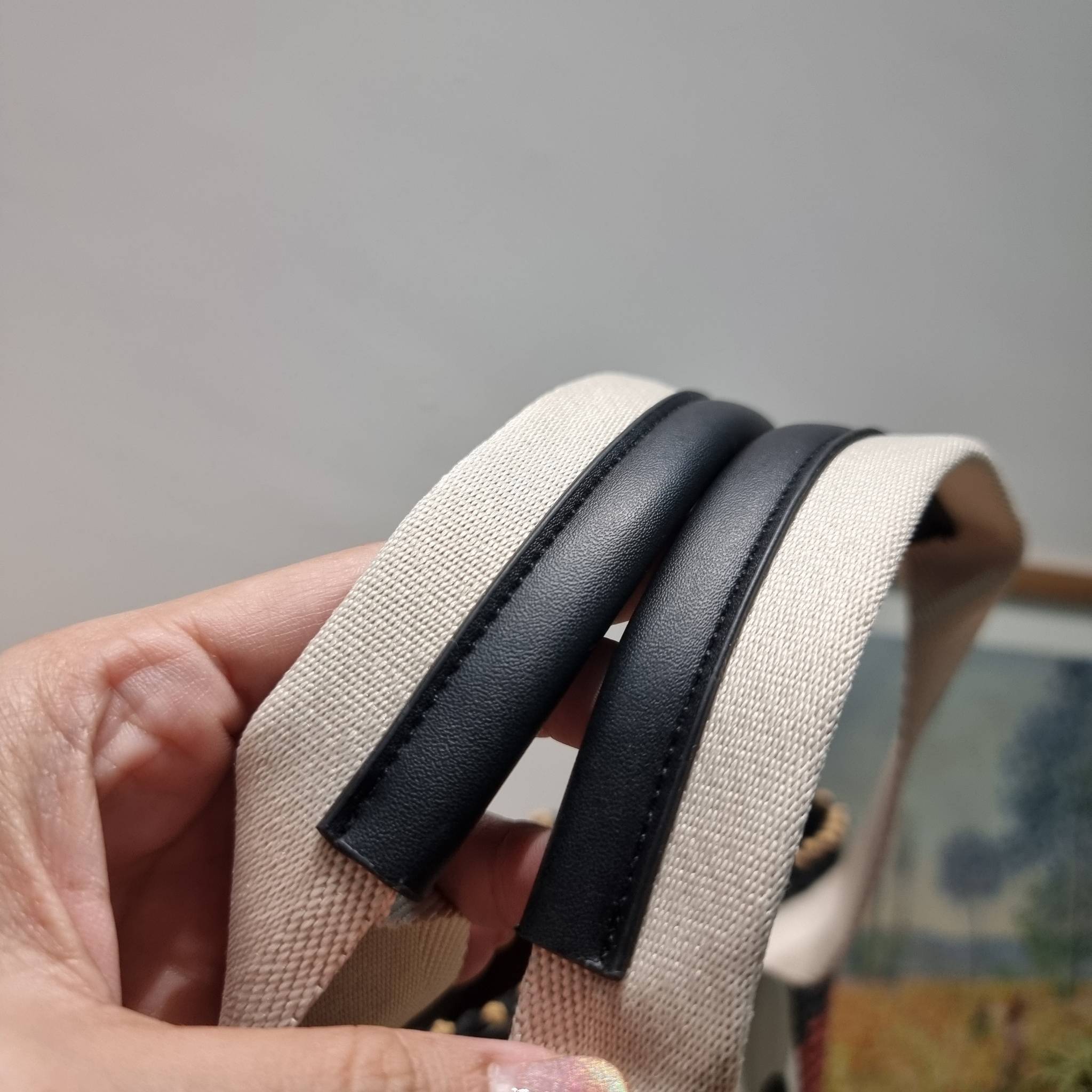 CHLOE LARGE WOODY BASKET Multicolor กระเป๋าสะพายสานทรงตะกร้า ยอดฮิตติดลมของแบรนด์ ด้วยวัสดุสังเคราห์จากธรรมชาติ สานทอเต็มใบออกมาเป็นลวดลายสวยงาม