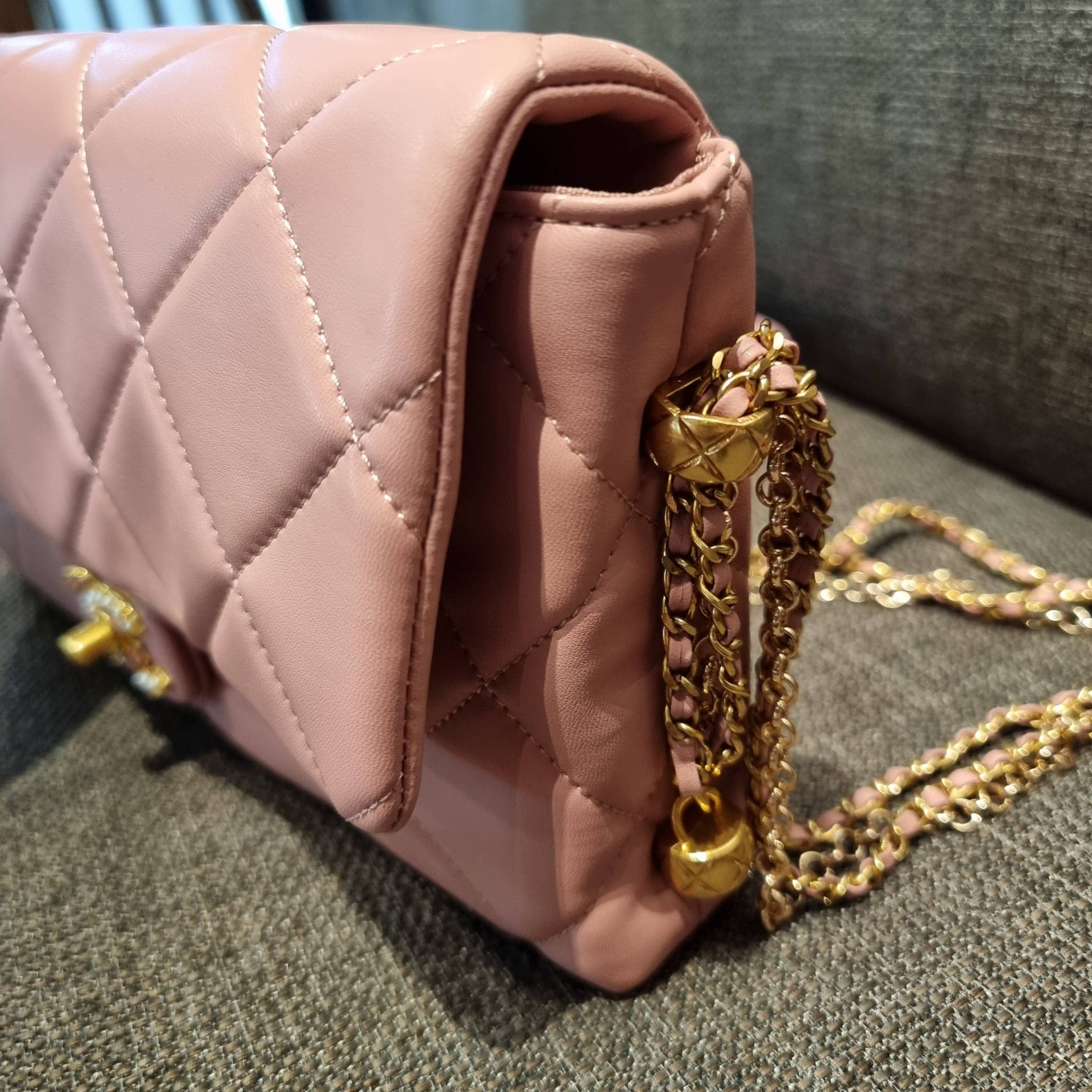 VIP 】สวยหรูพร้อมเสิร์ฟ!! กับไอเท็มสุดเลิฟจาก Chanel กระเป๋าสะพายที่สุดของความคุ้มค่า วัสดุหนังแกะนิ่มเต็มใบ เปิด-ปิดกระเป๋าด้วยตัวบิดล็อค ภายในกระเป๋าบุผ้าสวยหรู มีช่องโล่งกว้างจุของได้สบาย ใส่โทรศัพท์ กระเป๋าสตางค์ได้ มีช่องซิป 1 ช่อง ช่องย่อย 1 ช่อง ดีเ