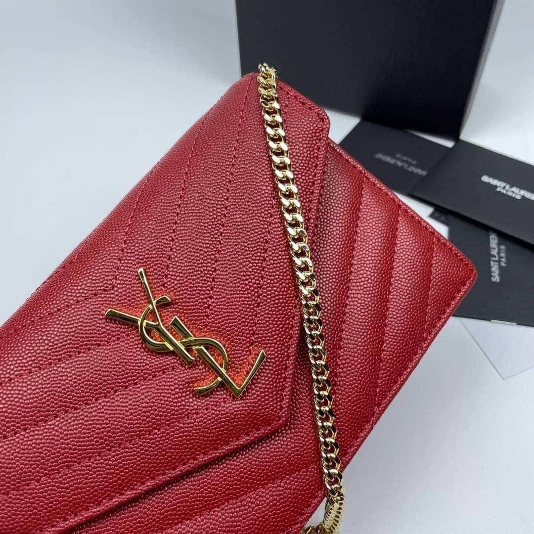 หนังแท้ YSL Yves Saint Laurent Envelope WOC 7.5” รุ่นฮอตปรอทแตก ทรงฐานตั้งได้ เป็นการดีไซน์กึ่งกระเป๋าสตางค์ ที่มาพร้อมสายสะพายยาว (เป็นสายโซ่ที่ต่อกับหนัง) สายถอดได้ (ปรับระดับไม่ได้) ถือเป็นคลัชก็สวยมากเลยค่ะ เป็นอีกหนึ่งรุ่นที่ให้ความรู้สึกเรียบแต่โก้ห