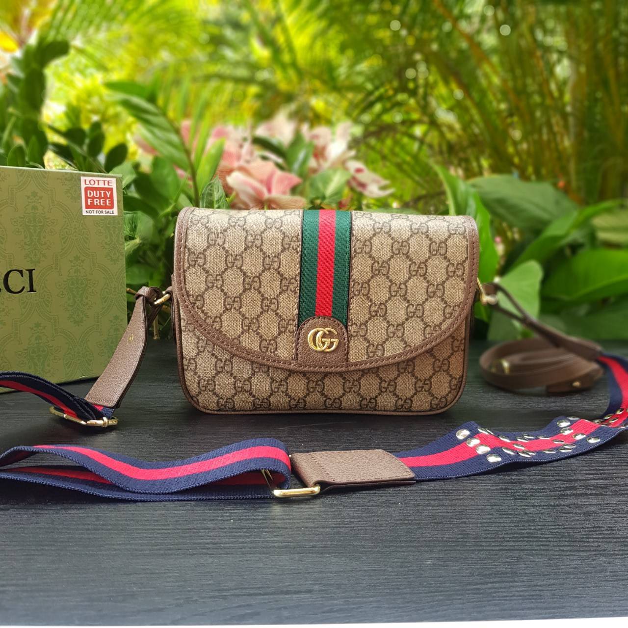 GUCCI Ophidia mini GG shoulder bag กระเป๋าถือ กระเป๋าสะพายทรงสวย ดีไซน์ที่เป็นเอกลักษณ์ จะถือเป็นครัช สะพายไหล่ หรือครอสบอดี้ก็สวยลงตัวได้ทุกสไตล์