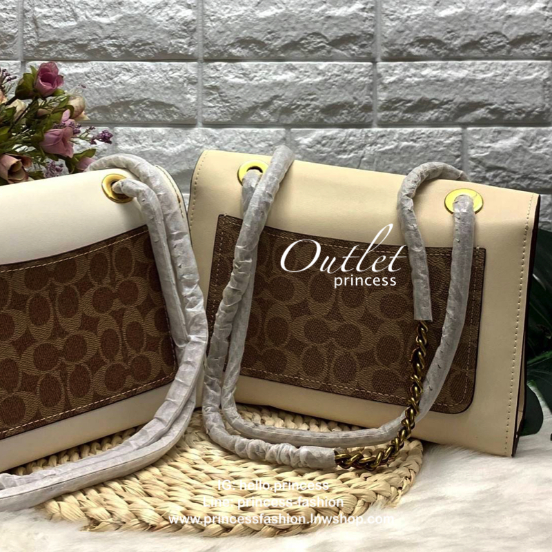 COACH PARKER SIGNATURE SHOULDER BAG กระเป๋าสะพายข้าง/ crossbody หนังแกะแท้ น้ำหนักเบา สวยหรู เปิดปิดกระเป๋าแบบหมุนล็อค อะไหล่รูปเป็นดอกคามิเลีย ภายในกระเป๋ากว้าง แบ่ง 2 ช่องหลัก ช่องซิปคั่นกลางเป็นสัดส่วน ใส่ wallet ยาว ของส่วนตัวใช้ได้ บุหนังกลับผสมกำมะห