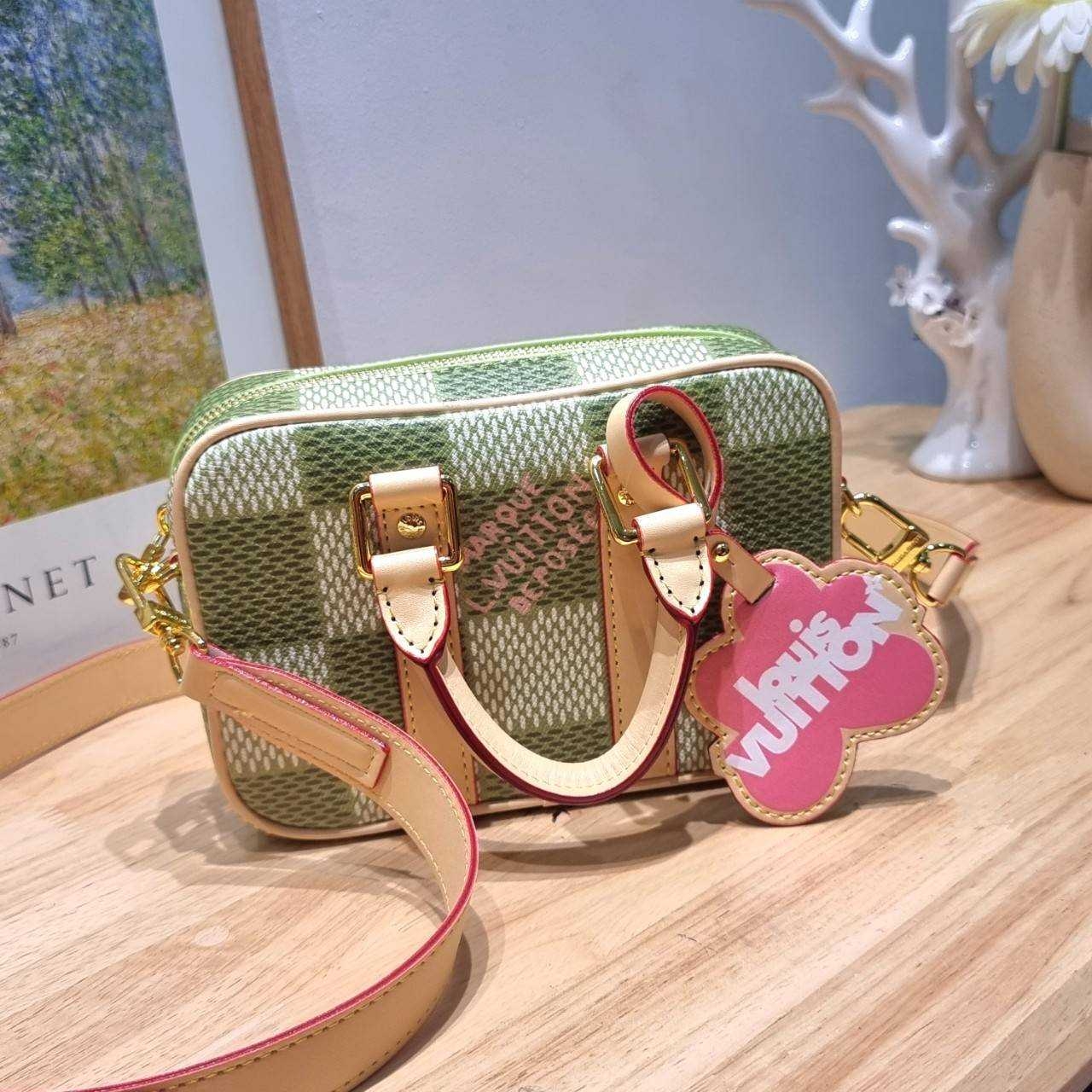 LV Nano Porte Documents Voyage สีเขียวเหนี่ยวทรัพย์ กระเป๋าสะพายทรงกระเป๋าเดินทางในขนาดมินิกะทัดรัด แถมฟรีพวงหนังห้อยสีชมพูโดดเด่น