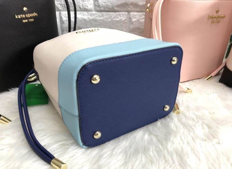 Kate spade new york cameron street pippa bag 2018 พร้อมส่งอีกรอบ กระเป๋าวัสดุหนัง saffiano ทรงถัง สามารถถือได้หรือสะพายข้าง ด้านหน้าติดอะไหล่แบรนด์ ปากกระเป๋าเปิดปิดแบบหูรูด ภายในกระเป๋าโล่ง ใส่กระเป๋าสตางค์ใบยาวได้ หรือของอื่นๆได้จุ มาพร้อมสายสะพายยาว ถอ