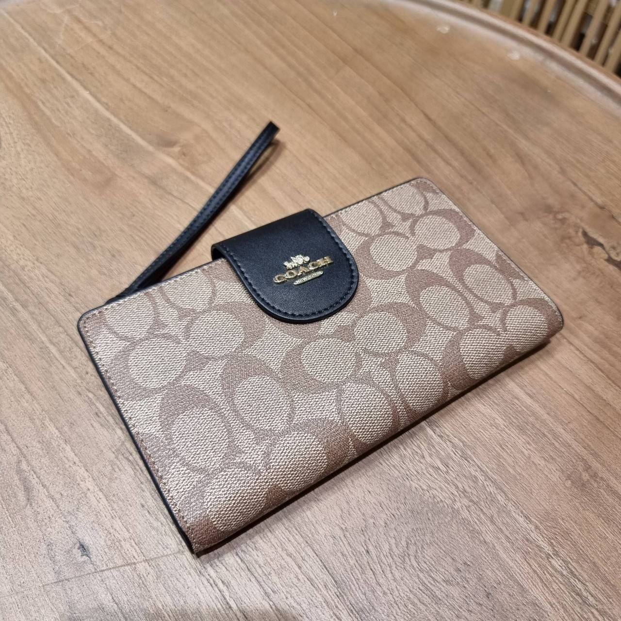 พร้อมส่ง 7 สี COACH C2874 TECH WALLET IN COLORBLOCK SIGNATURE CANVAS จัดให้สีใหม่ก่อนใคร!! ดีไซน์ใหม่ คอลเลคชั่นสวยหรู กระเป๋าสตางค์พร้อมสายคล้องมือ ง่ายต่อชีวิตมากจ้า!! มันดีอะไรเบอร์นี้ ใส่ได้ทั้งบัตร และโทรศัพท์ก็ใส่ได้ทุกรุ่น แถมยังมีช่องซิปแยกไปอีก ช