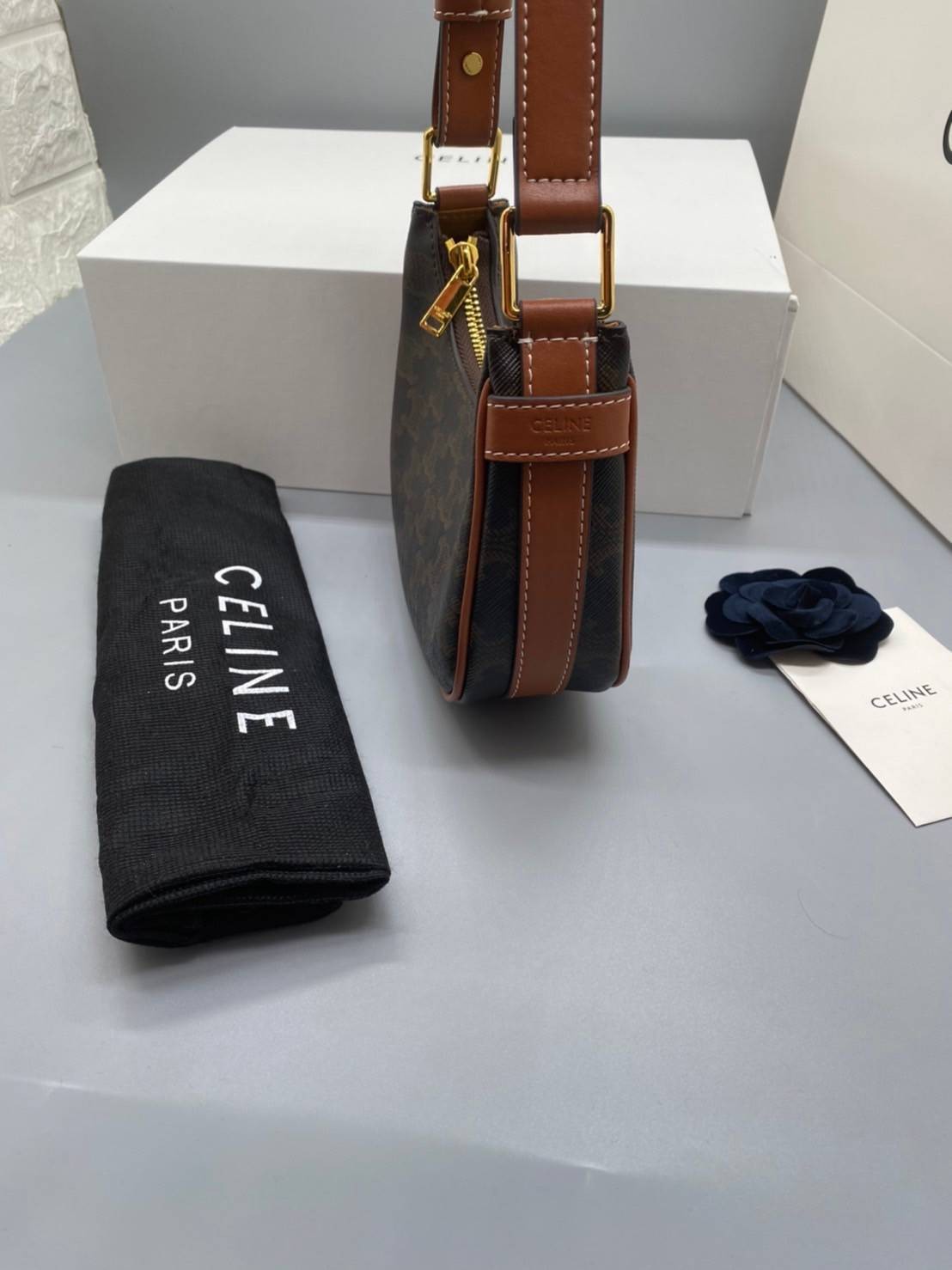 CELINE MINI SHOULDER BAG Celine Vintage Classic MINI Ava bag กระเป๋าสะพายไหล่ใบเล็กน่ารักมากก ขนาดใหม่ น้องน่ารักมากก คาเฟ่จ๋าาาา น้องมาล๊าววว วัสดุ TRIOMPHE CANVAS ดีไซน์สวยหรูฮิตสุดในเกาหลี! หนังสวยอยู่ทรงกันน้ำ เปิดปิดด้วยซิปแบรนด์สีทอง สายสะพายหนังปรั