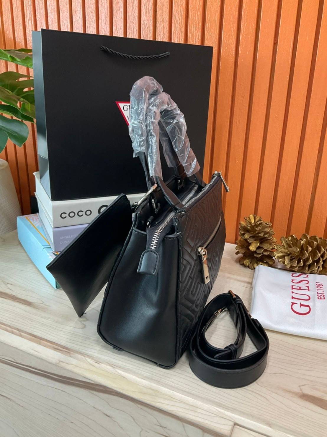 ของแท้ 💯% 】Guess Women’s Crossbody Bag กระเป๋าสะพายข้าง มาพร้อมกระเป๋าใบเล็ก ถอดออกแยกใช้งานได้ วัสดุ Pu หนังนิ่ม จับนุ่มมือมากๆ ด้านหน้าประดับโลโก้แบรนด์ กระเป๋ามีดีเทลเย็บลาย G