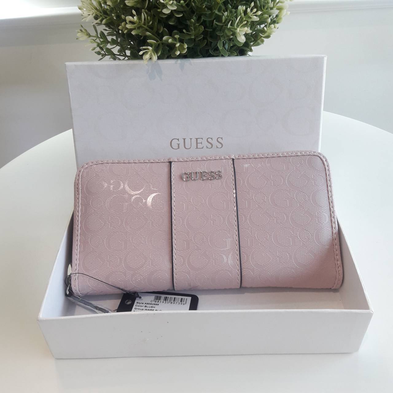 New Arrival!! ~~ Guess wallet กระเป๋าสตางค์หนังใบยาว ซิปรอบ พิมพ์ลายโลโก้ ด้านหน้าประดับด้วยโลโก้แบรนด์โลหะ เปิด-ปิดด้วยซิป แบ่งออกเป็น 2 ช่องใหญ่ สามารถใส่บัตรได้มากกว่า 6 ใบ ใส่ธนบัตรได้มากกว่า 2 ช่อง มีช่องใส่เหรียญและใส่มือถือได้ สวยหรู ต้องมีครอบครอง