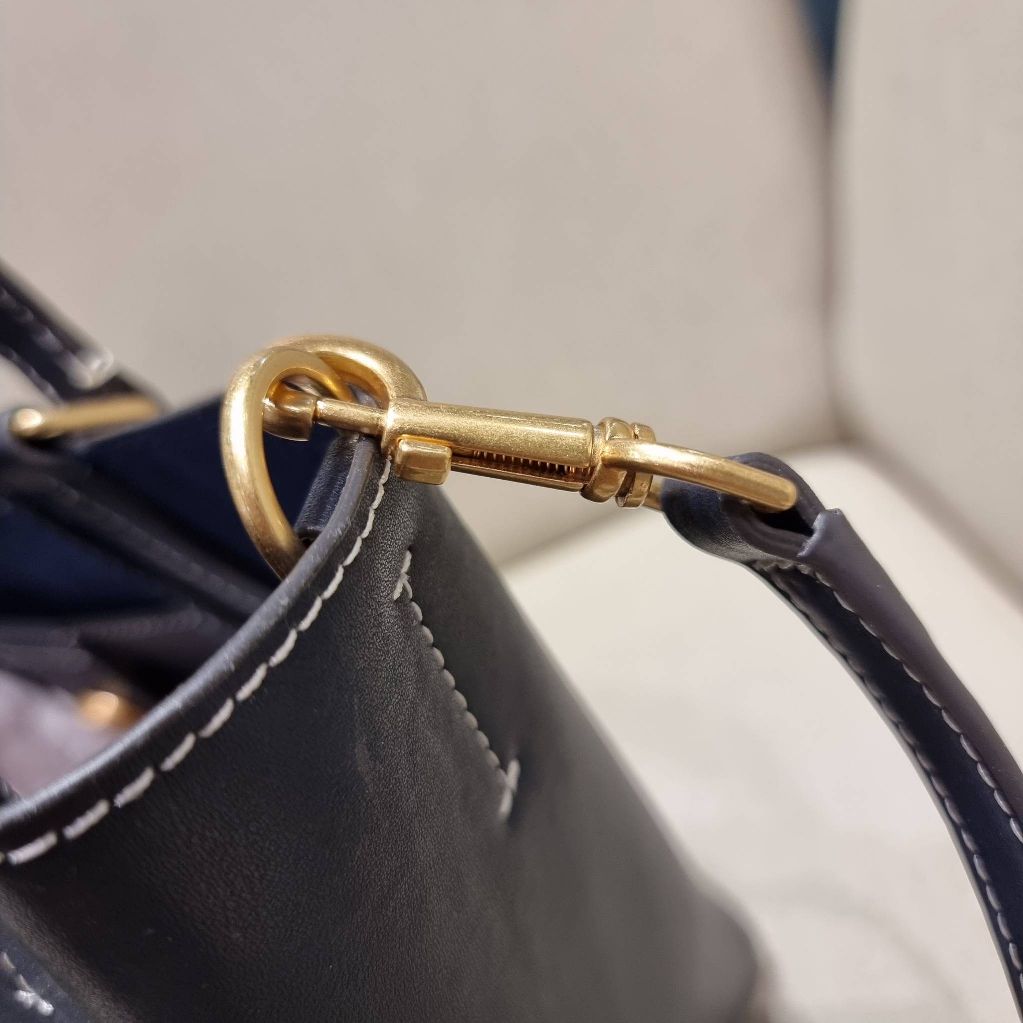 TORY BURCH MCGRAW DRAGONFLY IN MONOGRAM JACQUARD / Tory burch bucket สวยก่อนใคร ไม่ต้องพรีฯ กับกระเป๋าลายโมโนแกรมยอดฮิต ที่มาในรูปทรงดีไซน์ใหญ่ สวยเก๋ ไม่เหมือนใคร ไม่มีซ้ำ!! ใช้งานได้สะดวกด้วยหูจับในตัว และสายสะพายข้างเอามาปรับใช้สะพายได้ตามชอบ ด้านหน้าต