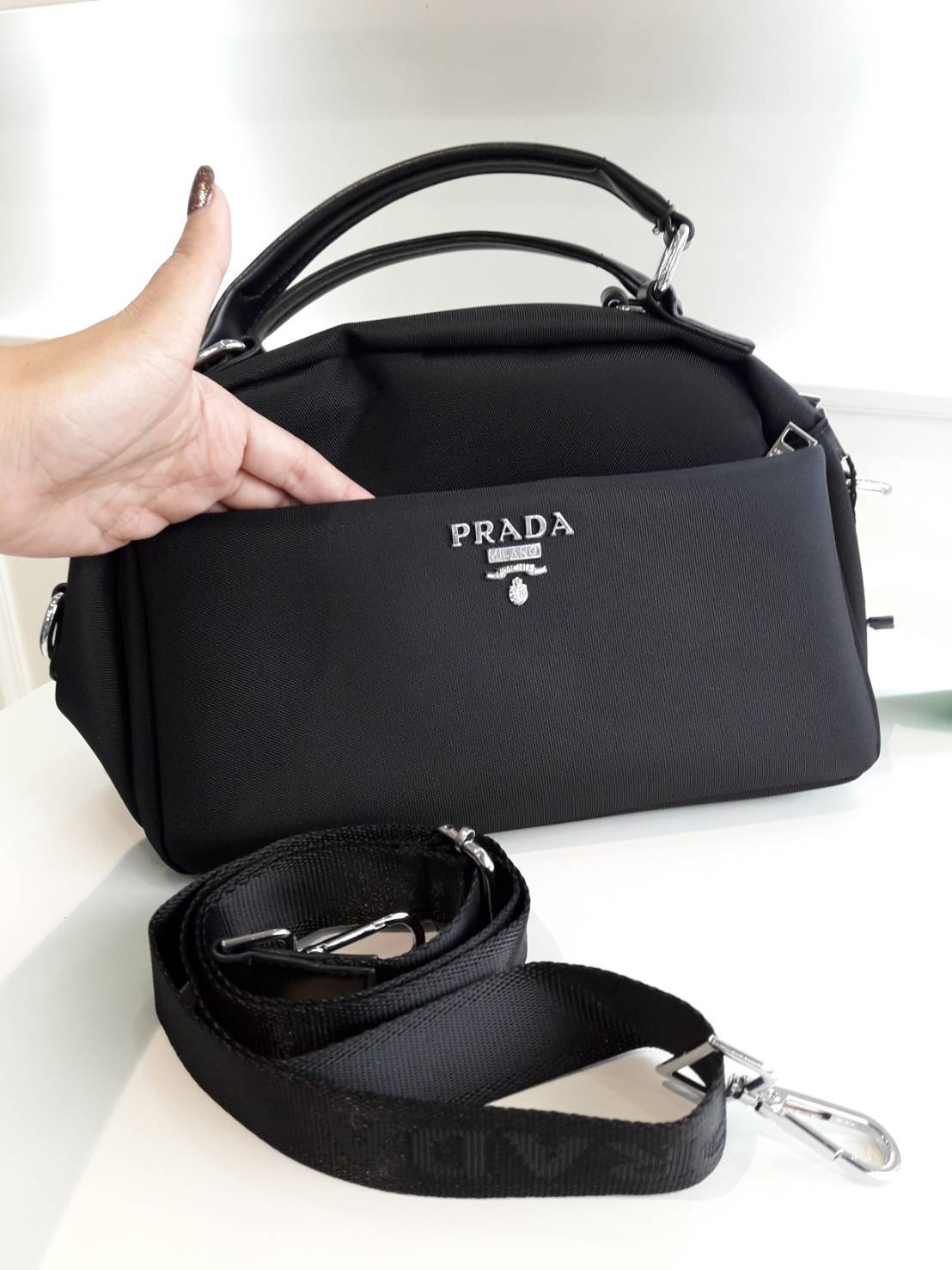 มาใหม่ค้า! จากงานพรีเมี่ยมกิ้ฟแบรนด์ดังอย่าง Prada กระเป๋าดีไซน์สวยใช้ได้ทุกเพศเลยคะ ตัวกระเป๋าทำจาก Polyester ทั้งใบ กันน้ำได้ค้า อะไหล่เงินสุดหรู ด้านหน้ามีช่องซิปหนึ่งช่องใส่ของได้จุกจิกหยิบง่าย ด้านในมีช่องซิปอีก 2 ช่องใหญ่ เก็บสัมภาระได้ครบ **จบในใบเ
