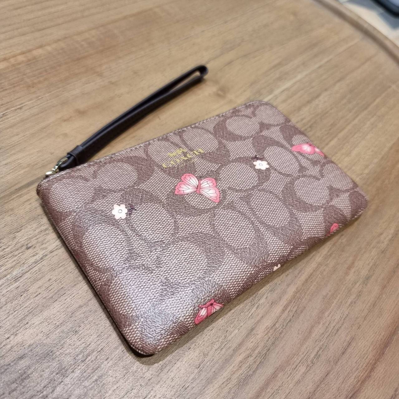 COACH 2972 CORNER ZIP WRISTLET IN SIGNATURE CANVAS WITH BUTTERFLY PRINT มาแล้วจ้า ไอเท็มสุดปัง!! ฮิตไม่เลิก!! พร้อมลวดลายสุดคิ้วท์ น่ารักน่าใช้ขึ้นไปอีก กระเป๋าคล้องมือ ขนาดเหมาะพกพา วัสดุหนังแคนวาส ภายในเป็นช่องโล่ง ใส่ธนบัตร หรือใส่บัตร ใส่เหรียญ ได้หมด